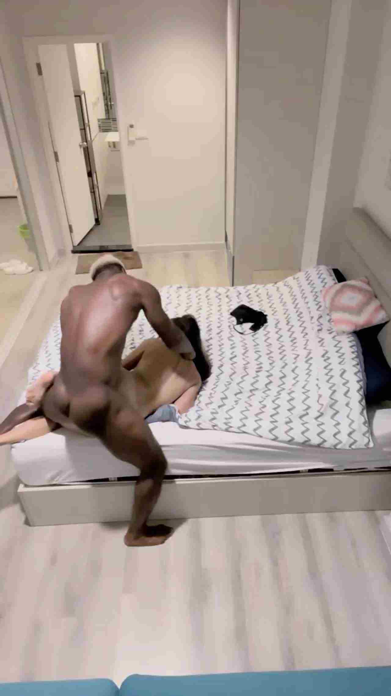  偷拍流出～黑棒好用 骚货直接爬上来 的剧照3