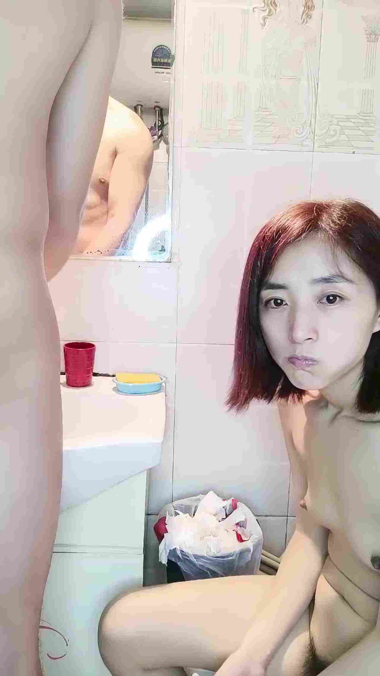  小少妇跟小哥在浴室里激情 的剧照9