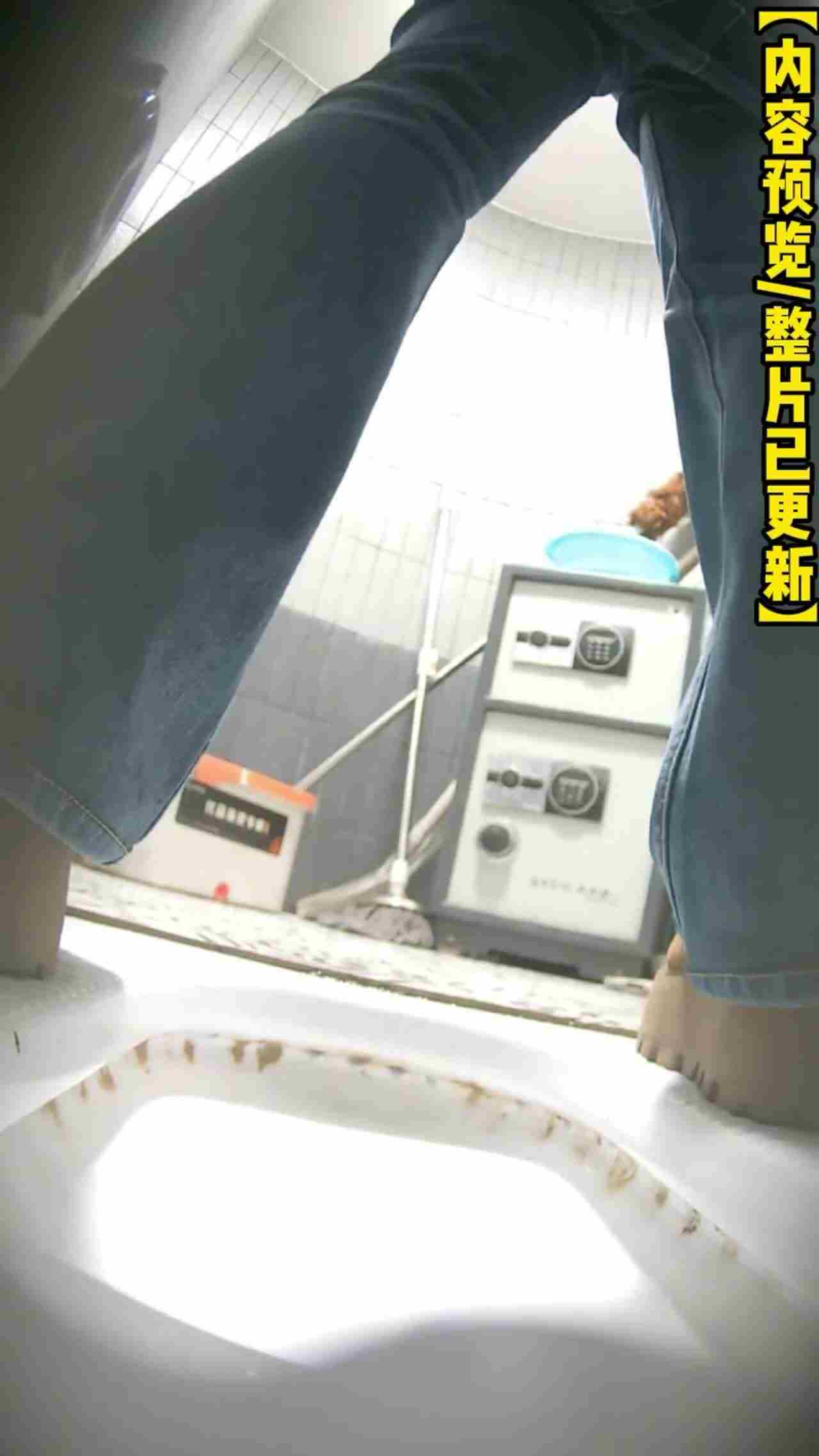  【前后双视角，这偷拍角度无敌了啊！】三月最新流出大神偷拍写字楼女厕，多位小姐姐粉嫩芬芳的花蕊！ 的剧照9