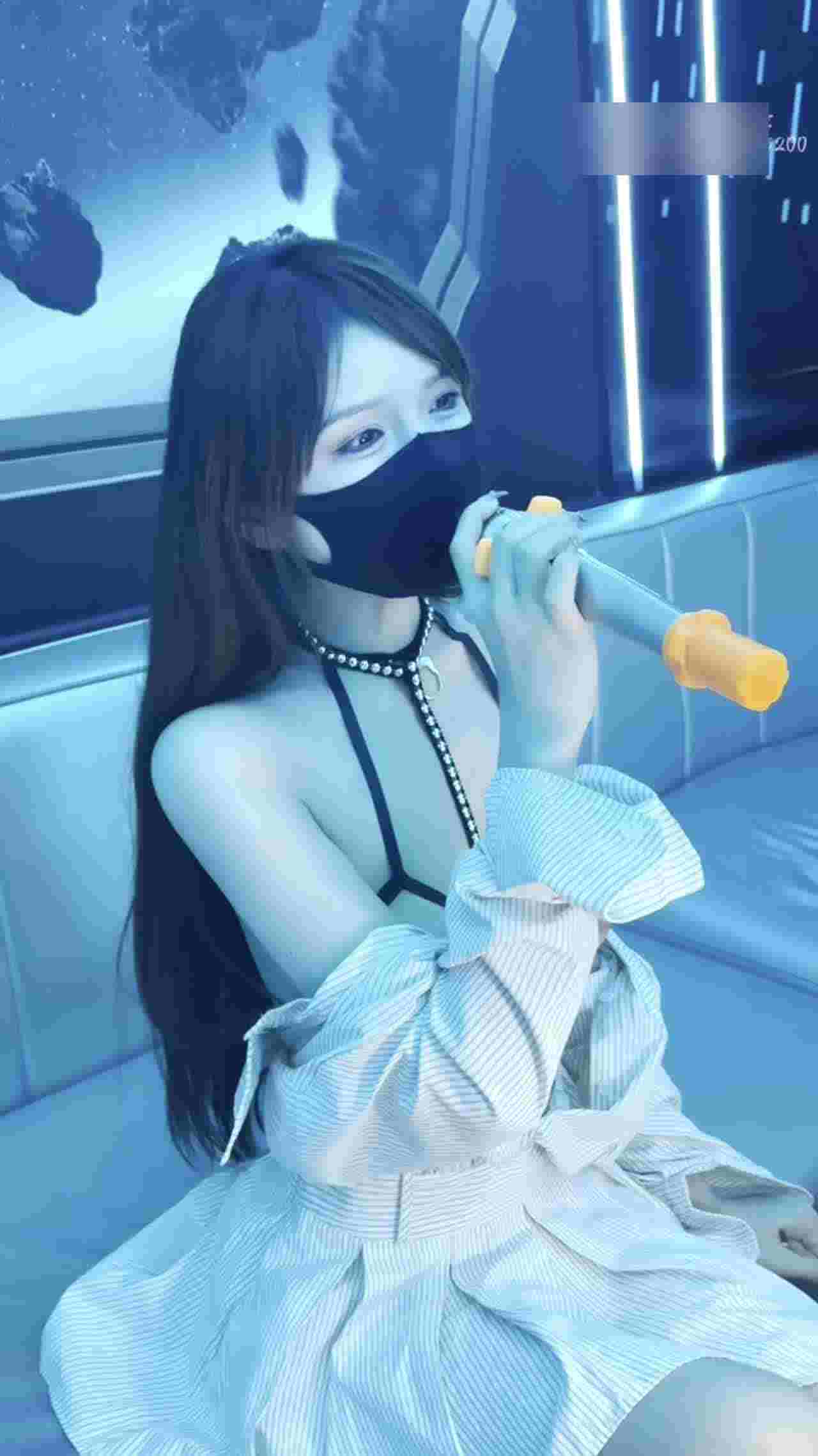  ktv太热脱掉衣服露乳唱歌 的剧照10