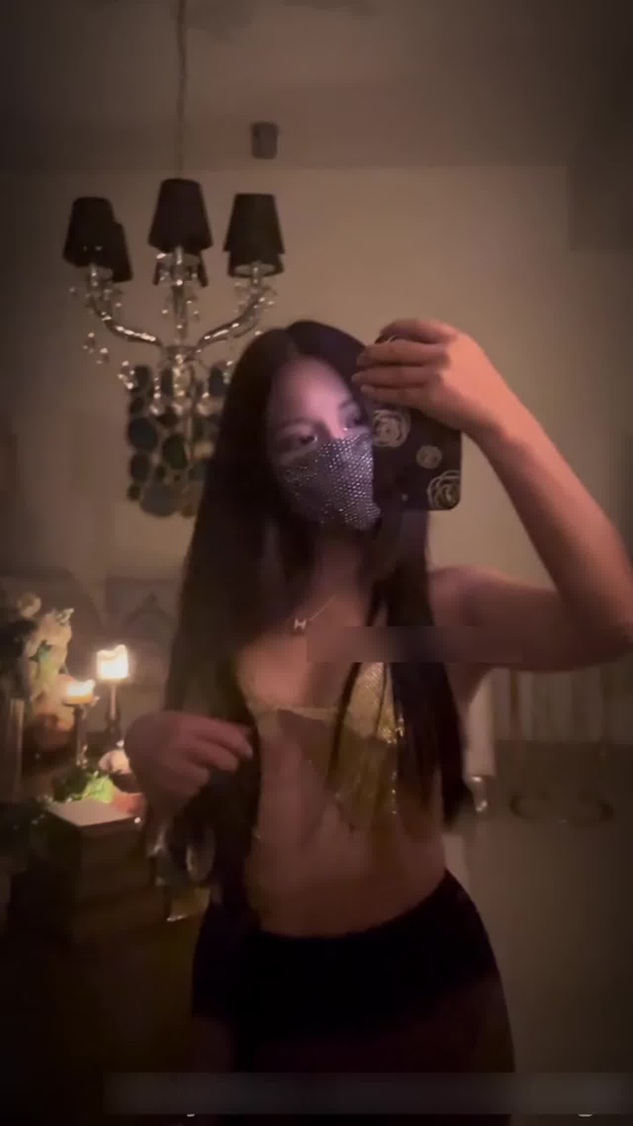  长腿女王漏乳 的剧照5