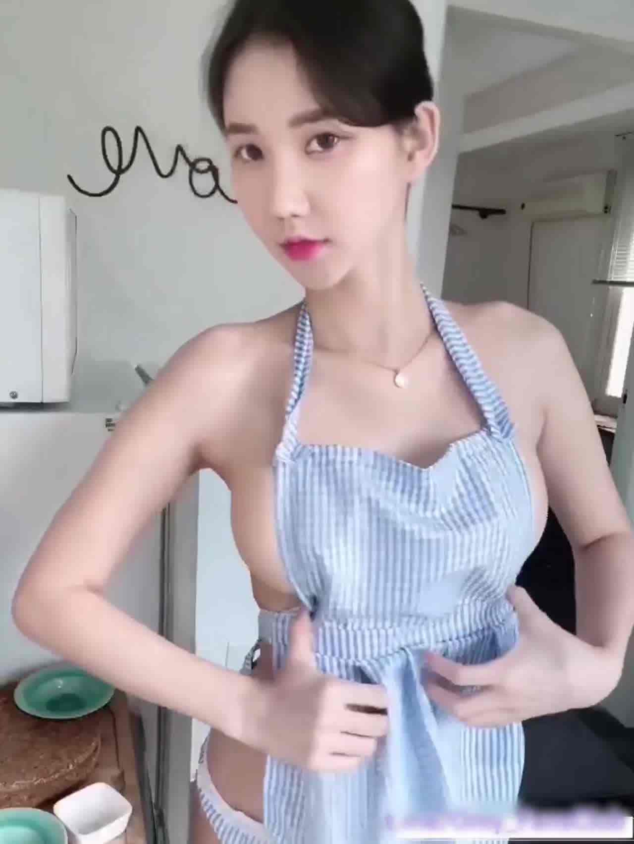  清纯含系妹子自信露出 的剧照3