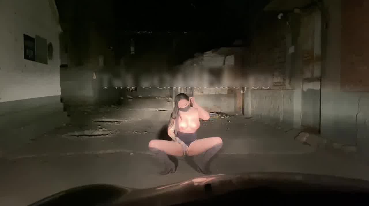  深夜小村路上露出 的剧照7