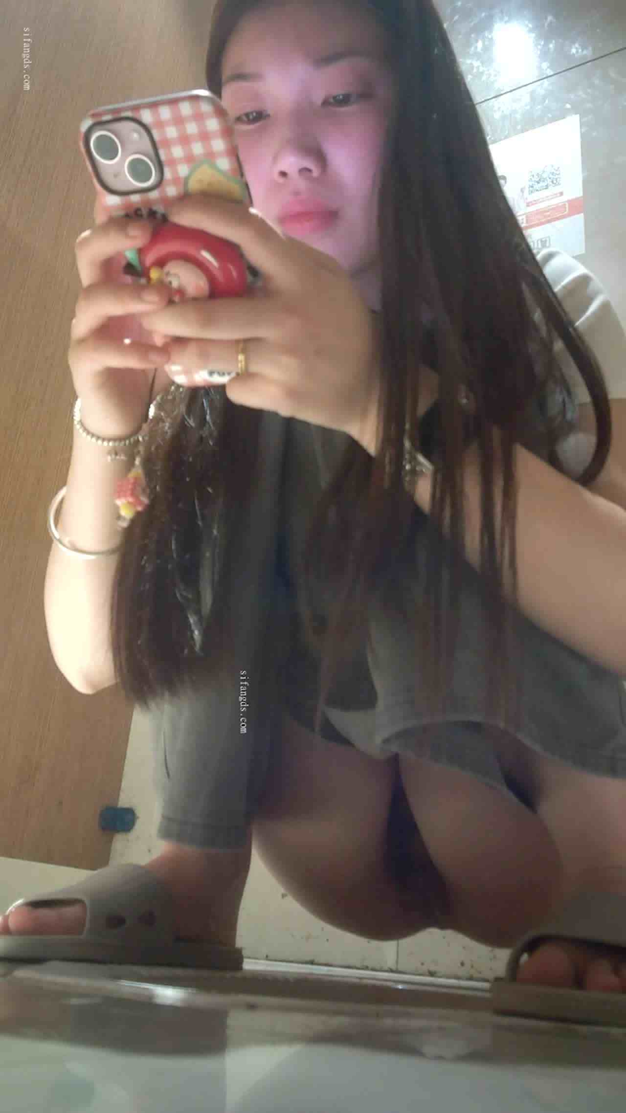  厕所偷拍小姐姐还在划手机 的剧照3