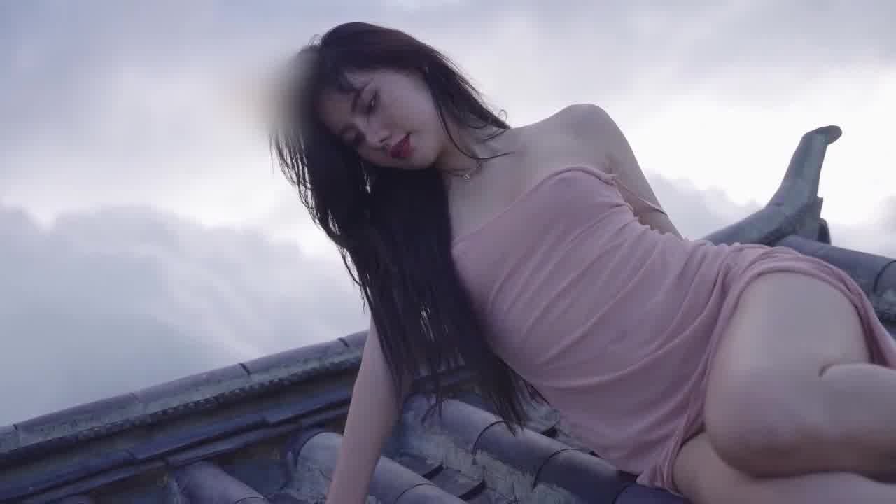  阿朱最新唯美写真 屋顶天台绝美露出 的剧照5