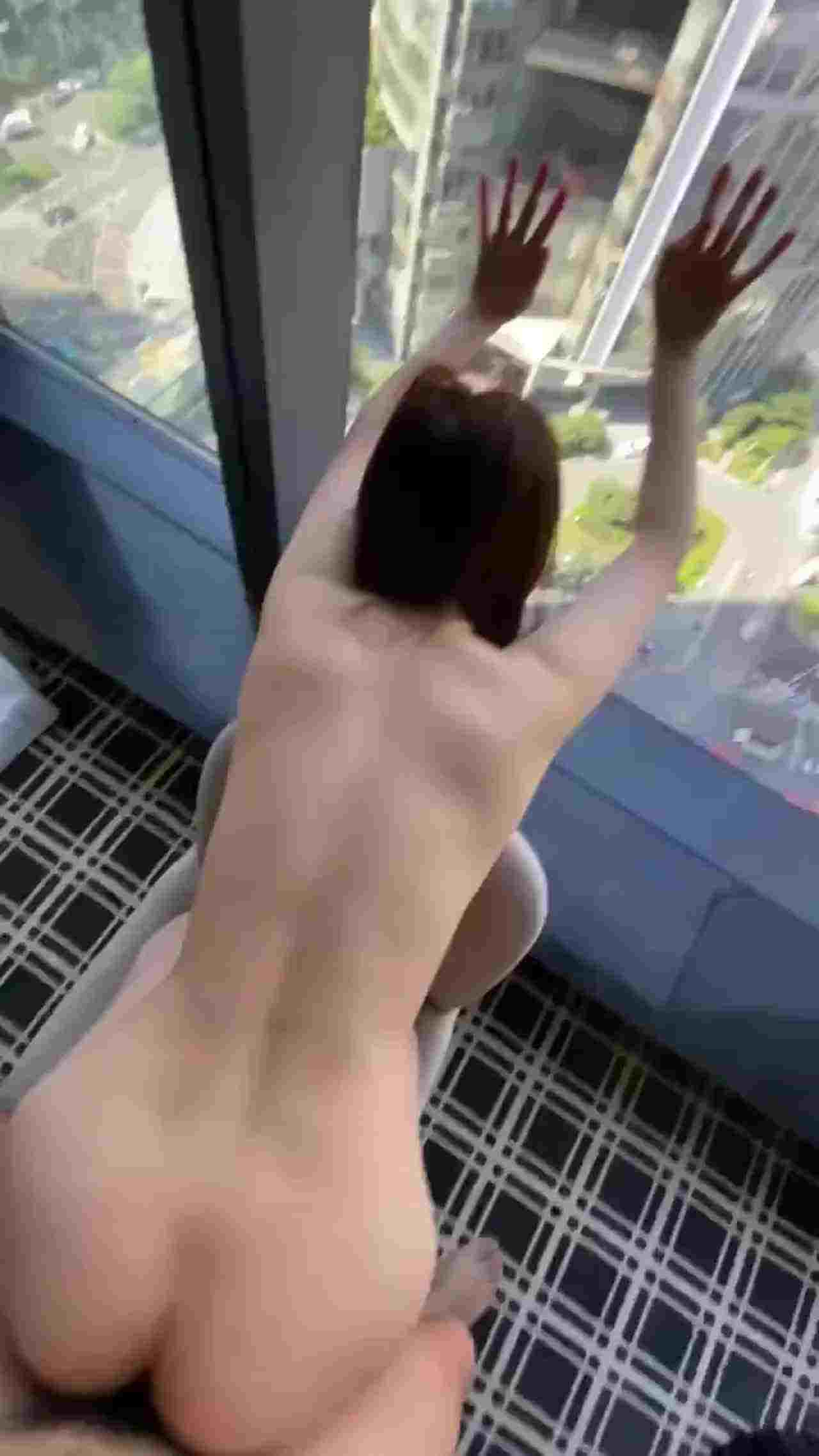  窗边后入短发骚妇 的剧照8