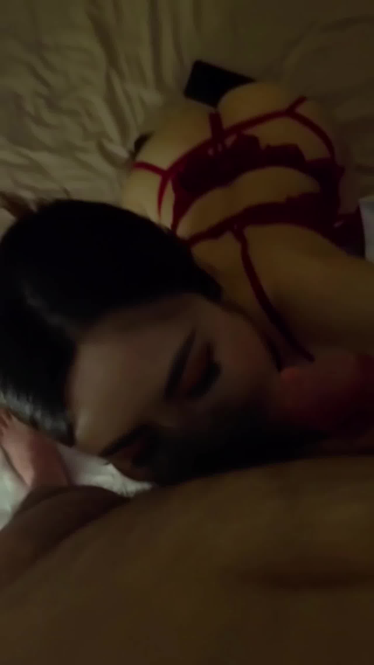  我家媳妇在我面前扭，受不了想干死她 的剧照3