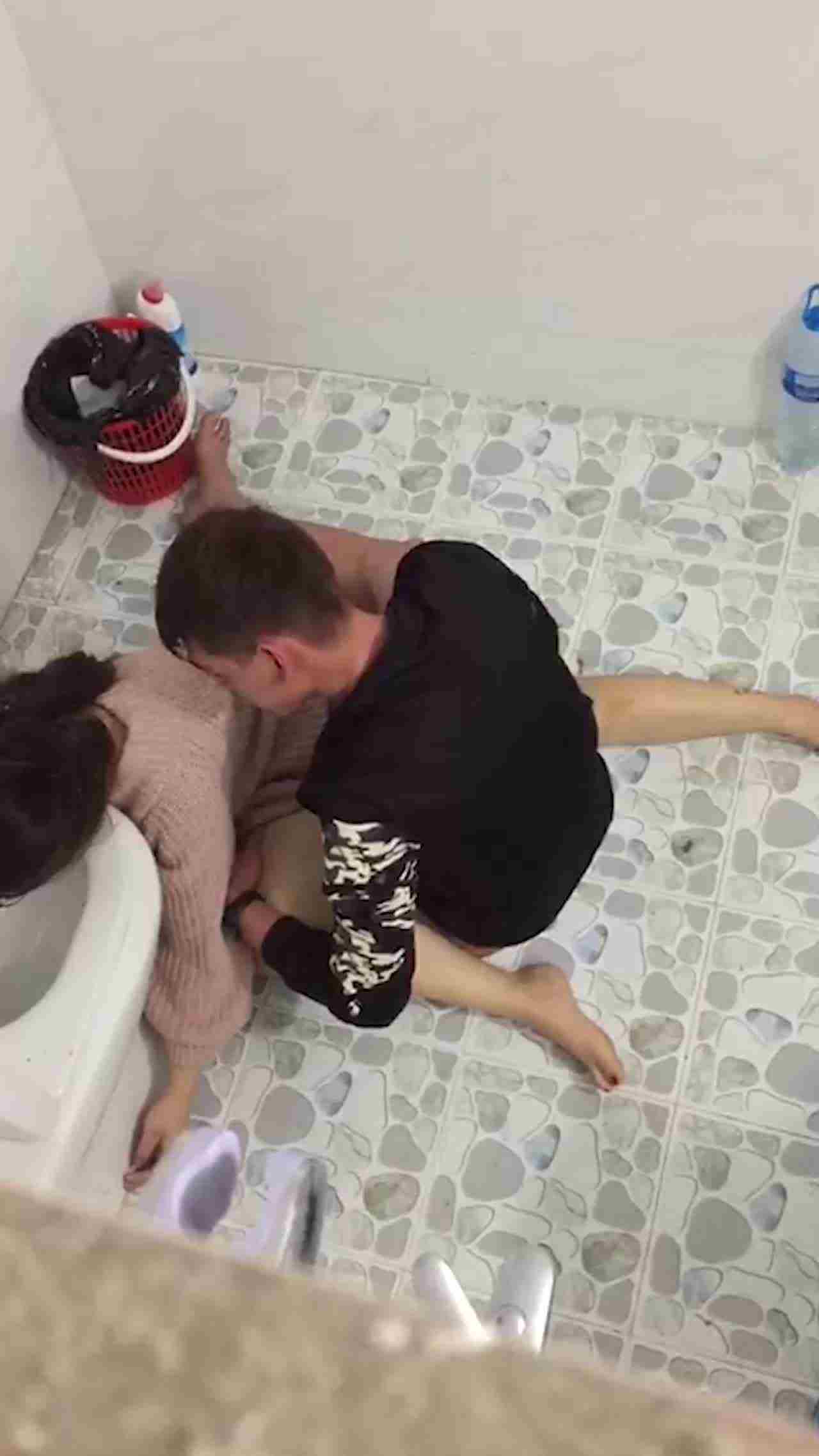  喝醉的美女趴在马桶上吐，来个捡尸的屌丝男把她内裤脱了想上她 的剧照1