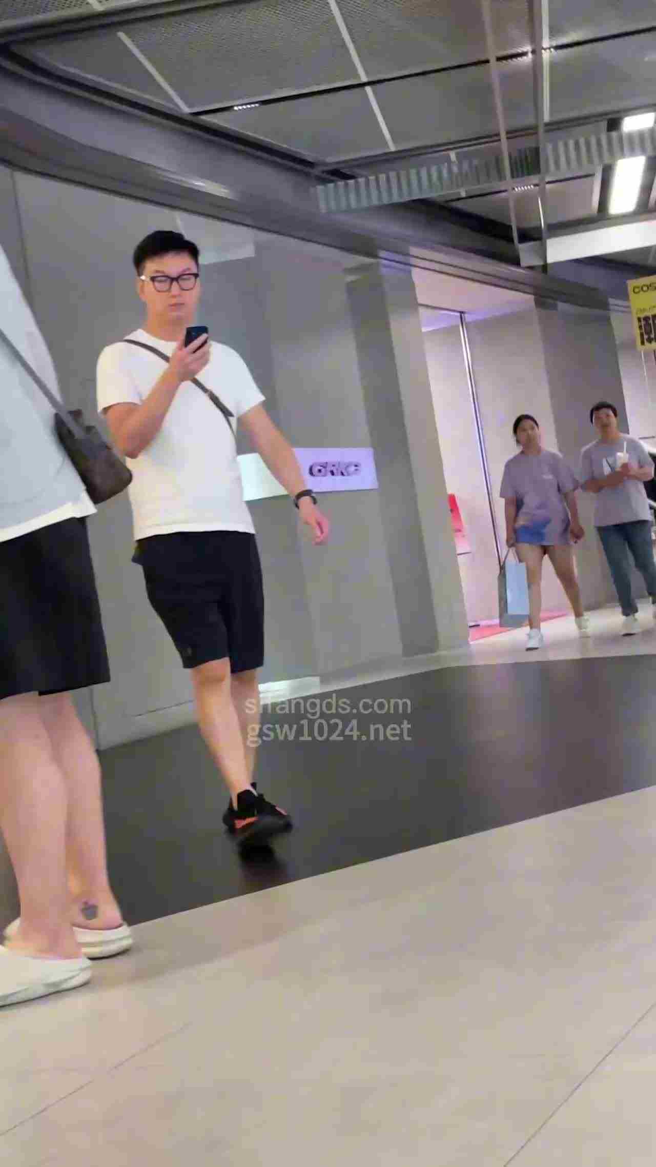  黑丝短裙下诱人的底裤 的剧照5