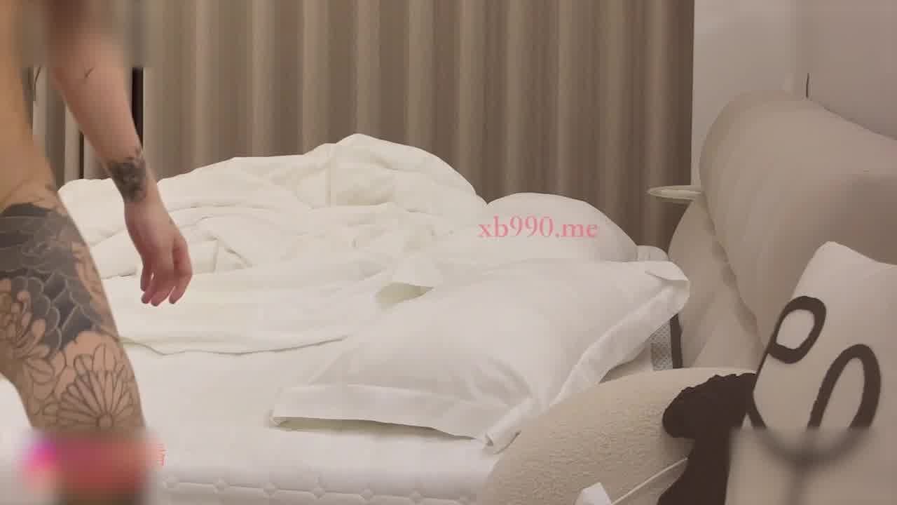  今天约了个06年精神小妹，妹子一开始非常腼腆害羞，扒光衣服后在床上很是淫荡，敏感操到最后居然高潮喷水 的剧照5