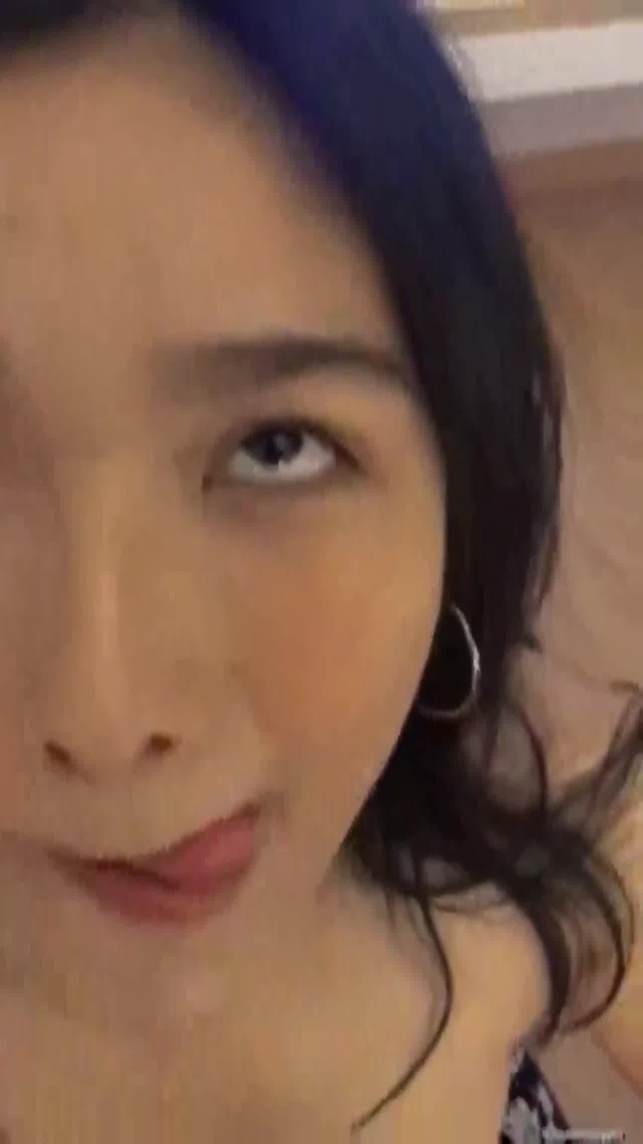  调教高颜质美女小母狗跪舔深喉鸡巴 的剧照6