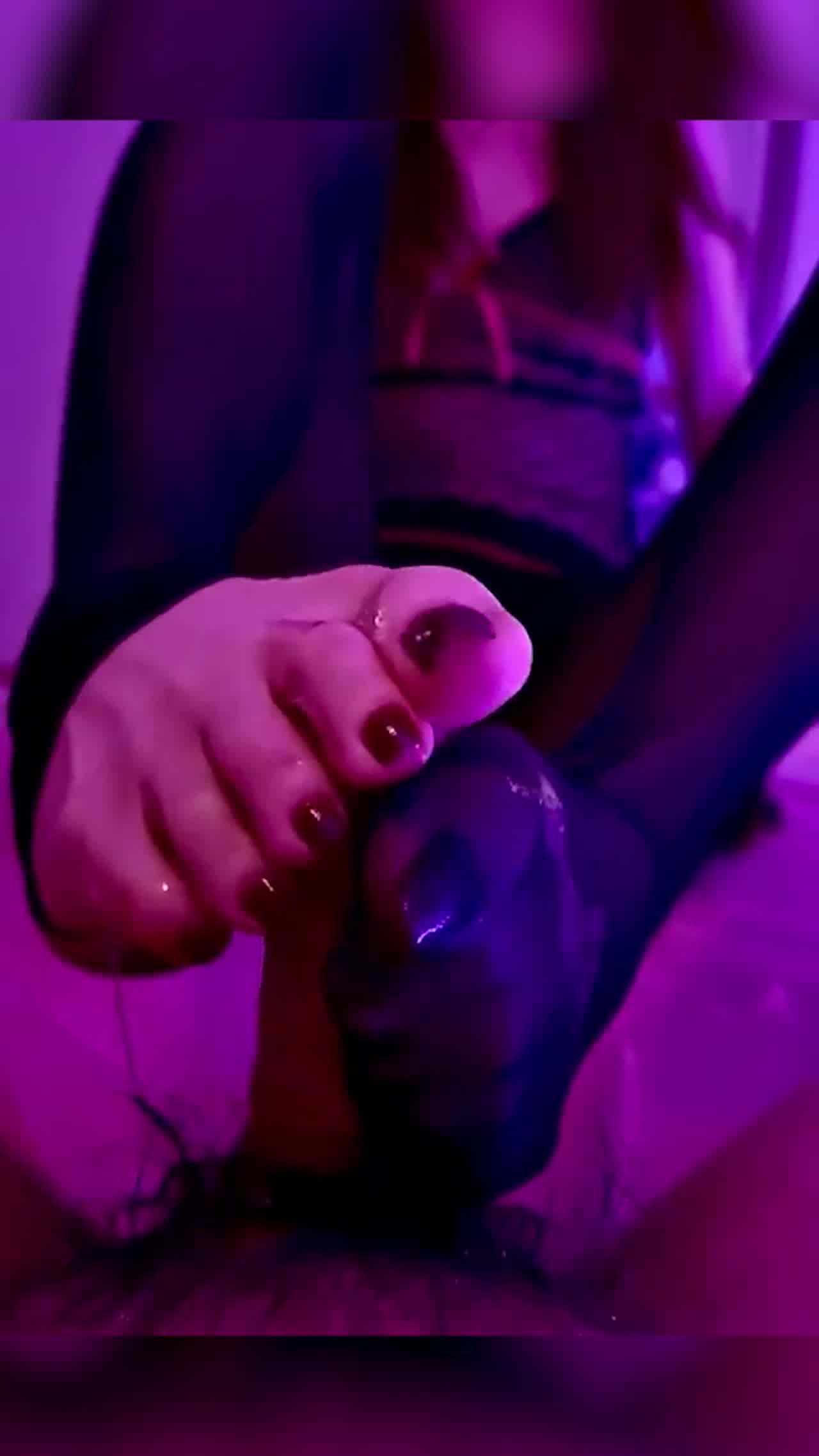  技师足交，这该死的骚红趾甲，粉红色的昏暗灯光，瞬间精虫上脑了！ 的剧照3