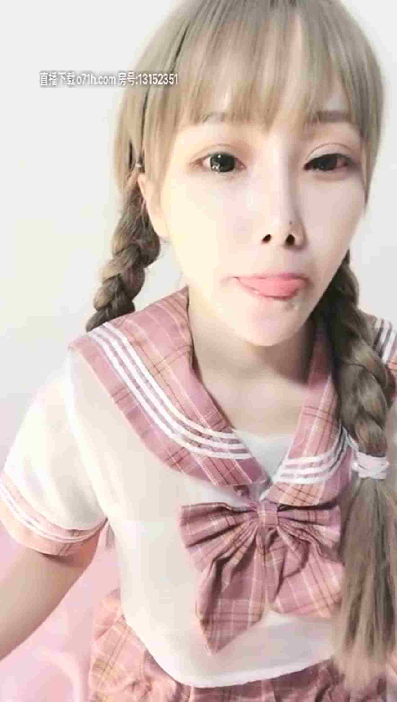  甜美娃娃脸妹子穿学生服卖萌，和炮友激情啪啪 的剧照7