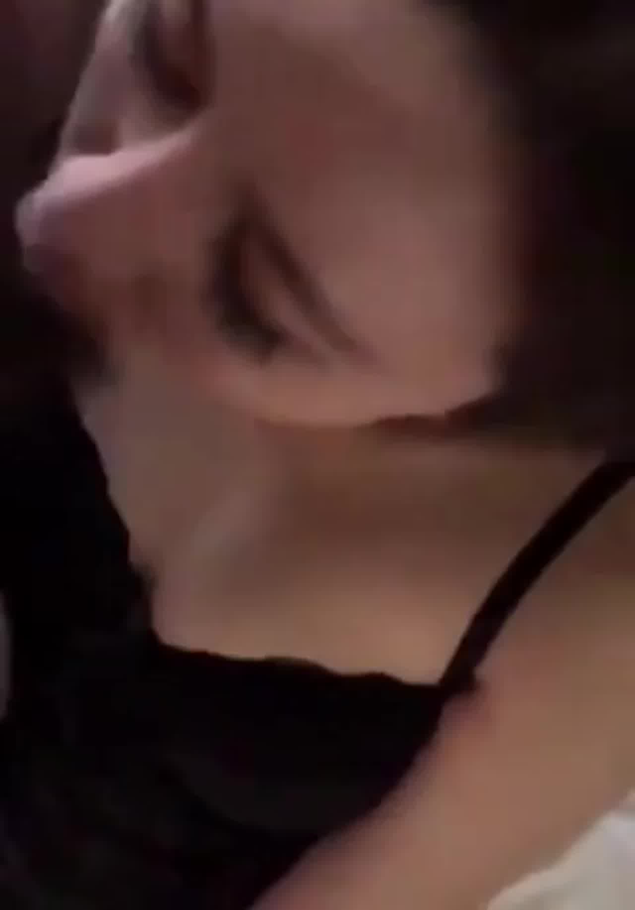  气质少妇一边给情人口交，一边用按摩棒插逼 的剧照10