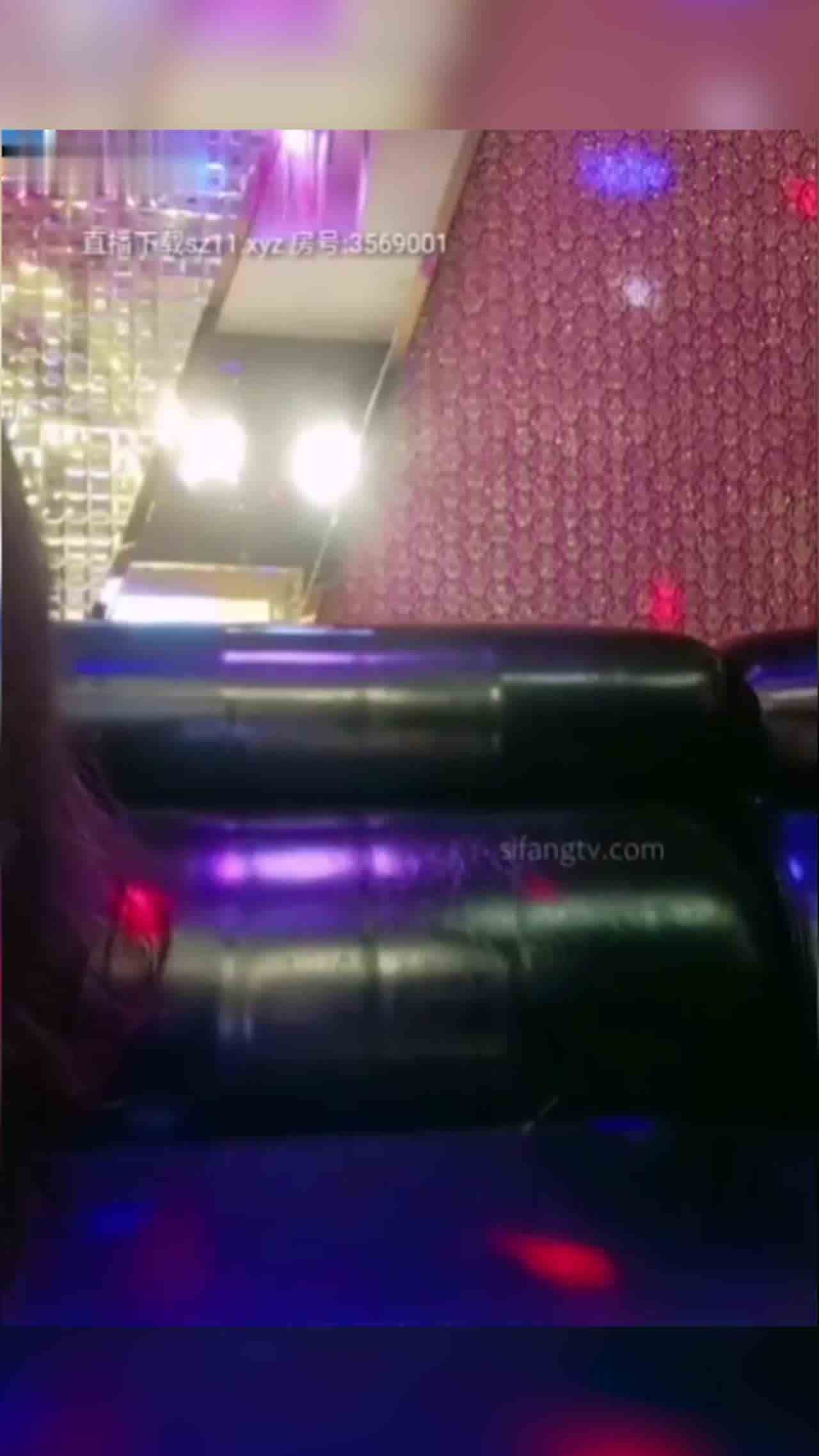  KTV骚女护理妹勾引服务生操骚穴 的剧照4