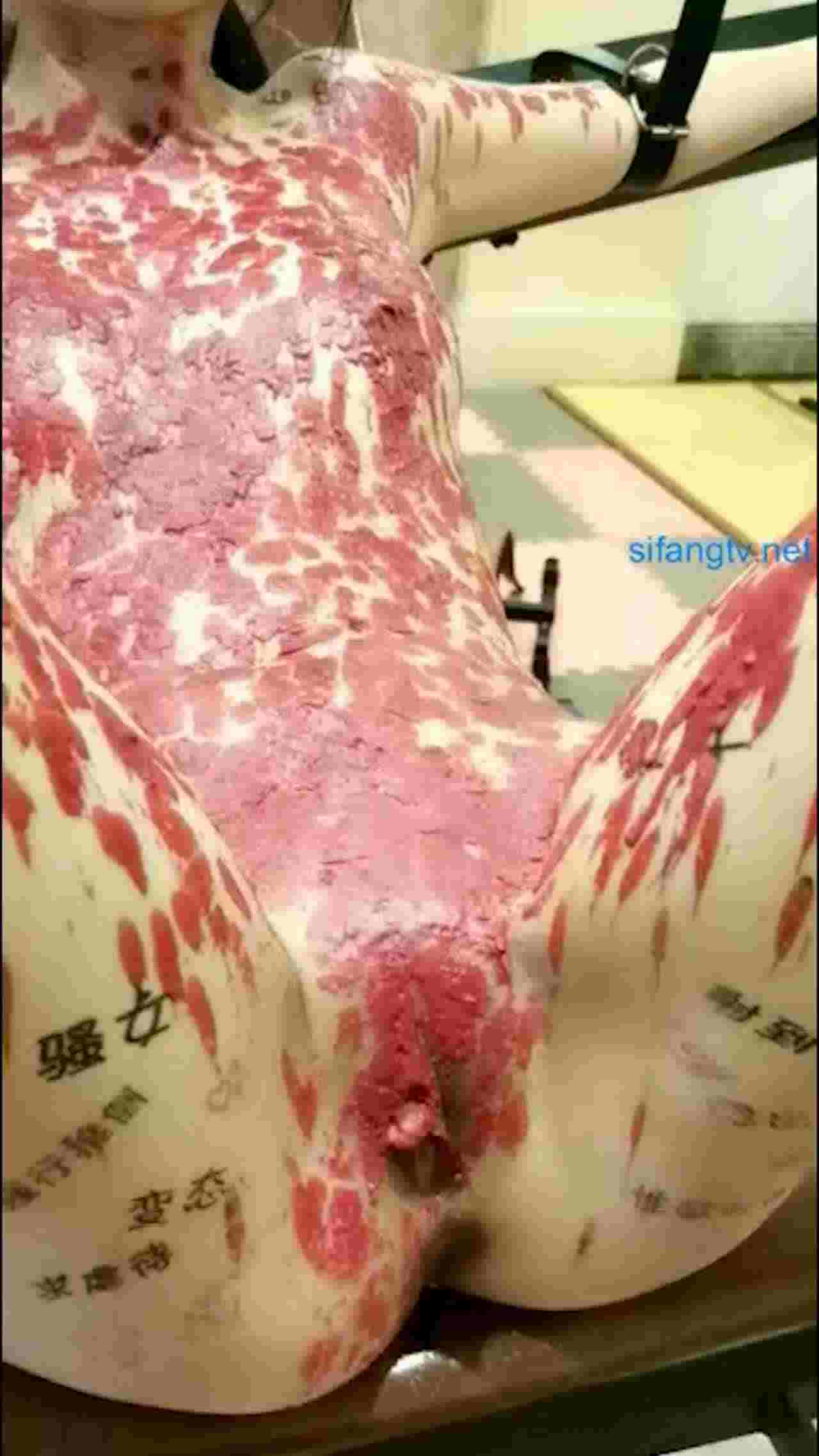  太刺激了滴蜡重口乖乖女看起来要哭出来 的剧照10