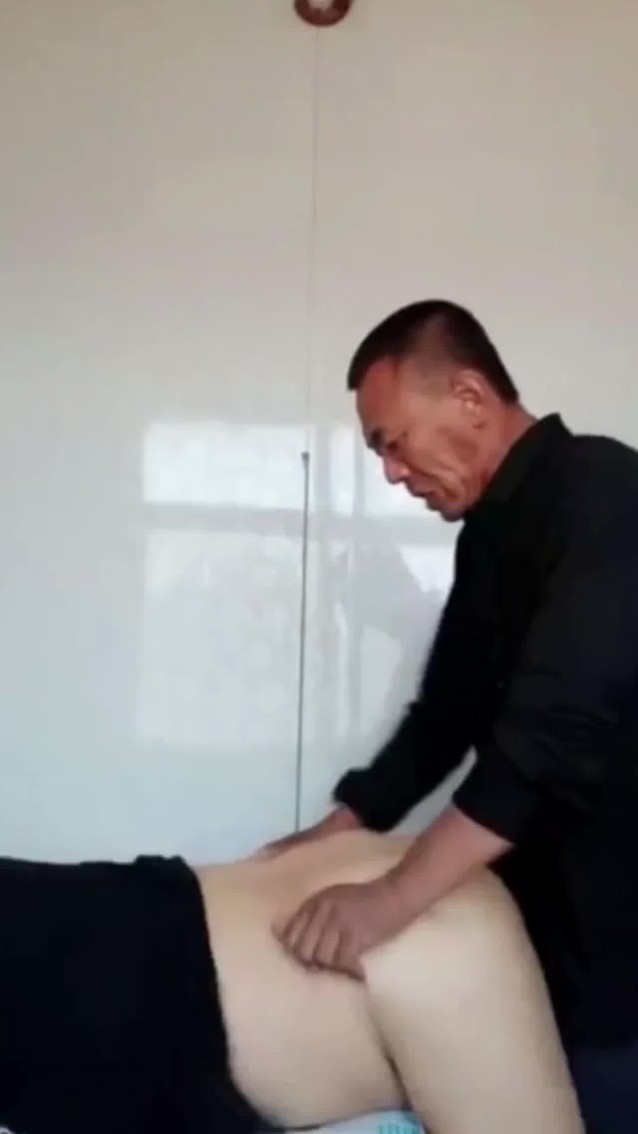  哎吆我操，大哥射精的时候像狼一样的嚎叫，老当益壮啊 的剧照1