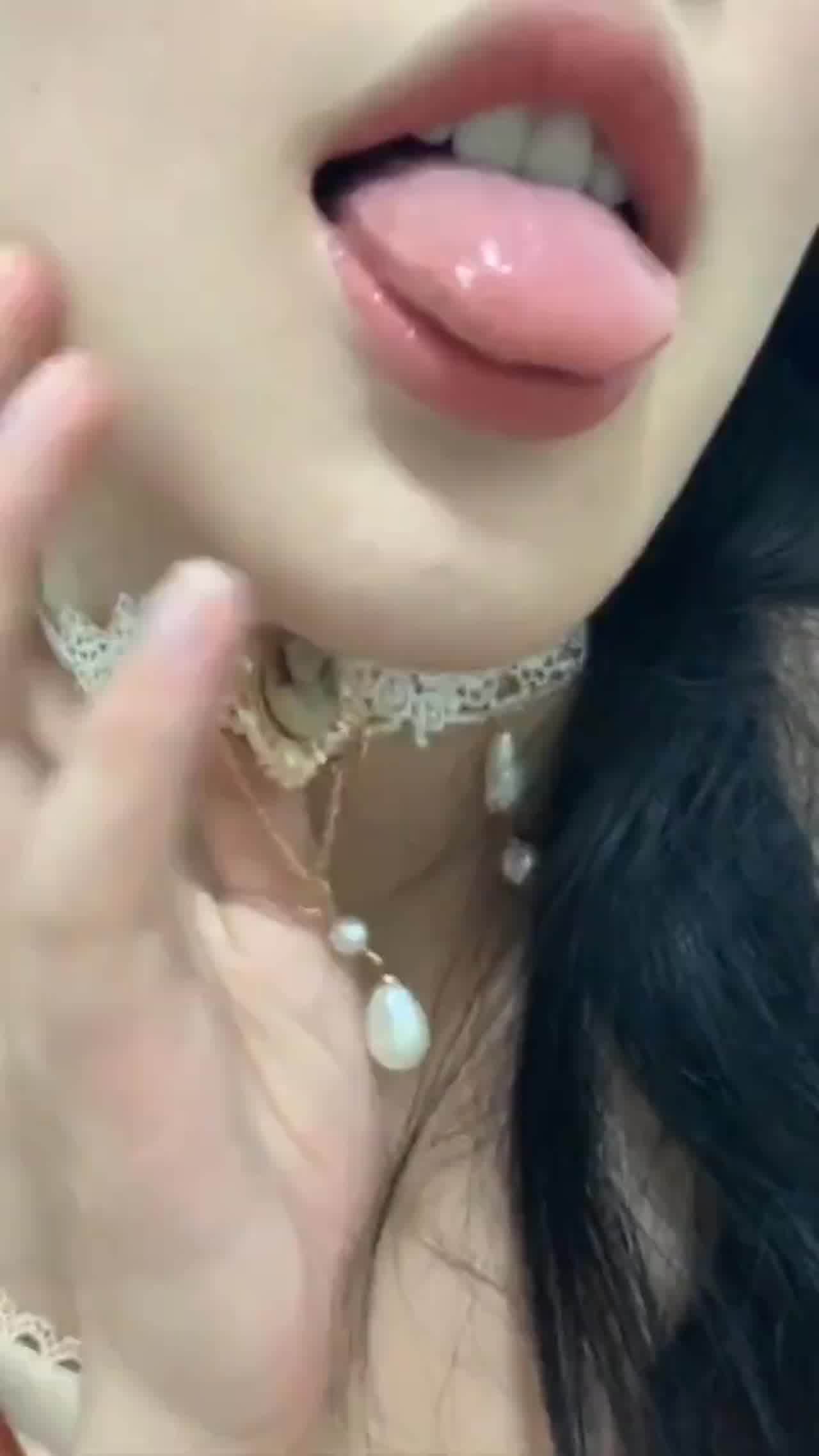  嫩妹帮哥哥舔鸡鸡这口活一定很爽 的剧照2