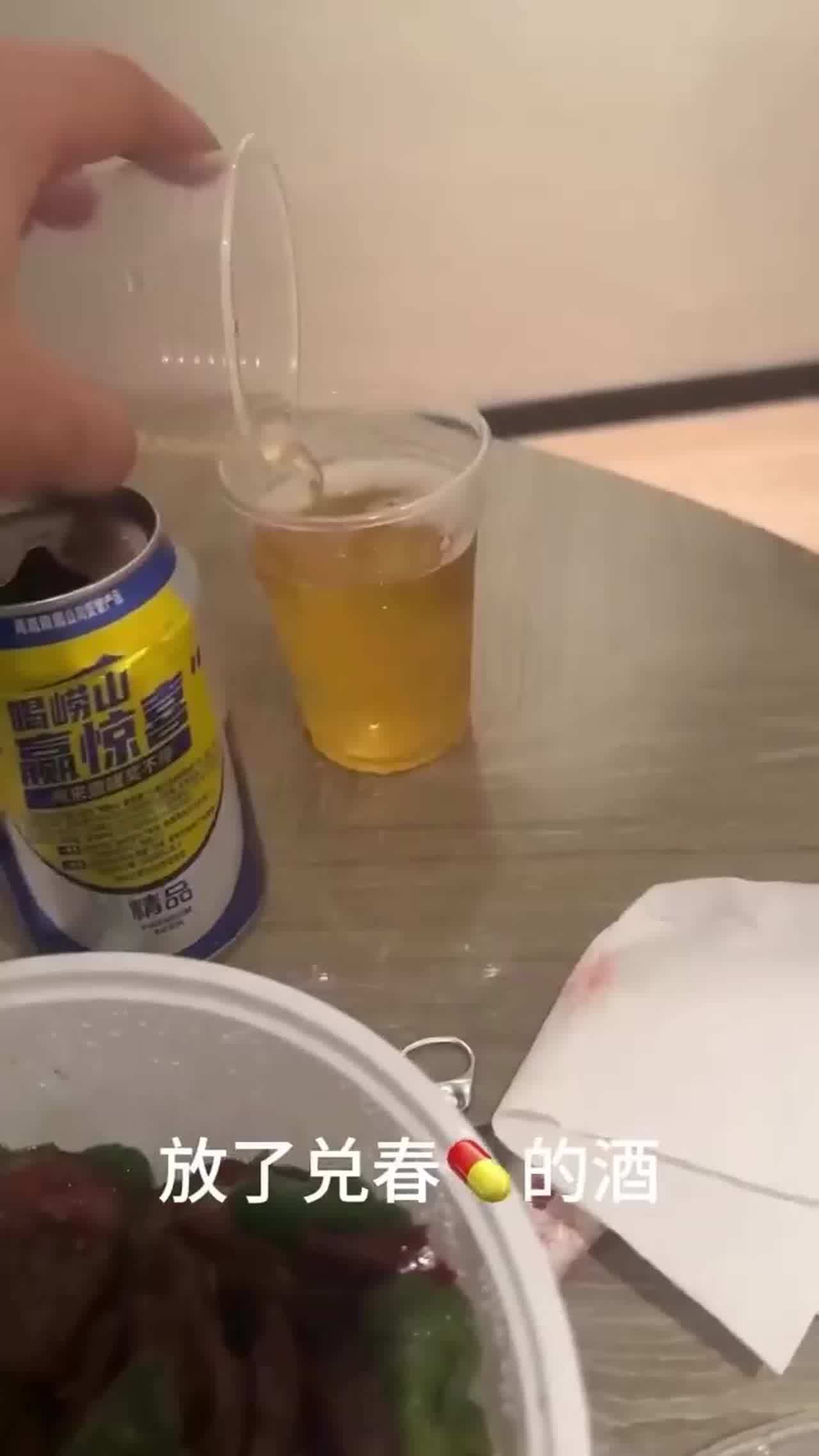  【拜金女大学生】放了春药的酒，骚劲上来主动口交，金主找来朋友一起3p叫声震天响，还让改天要5P，满足 的剧照6