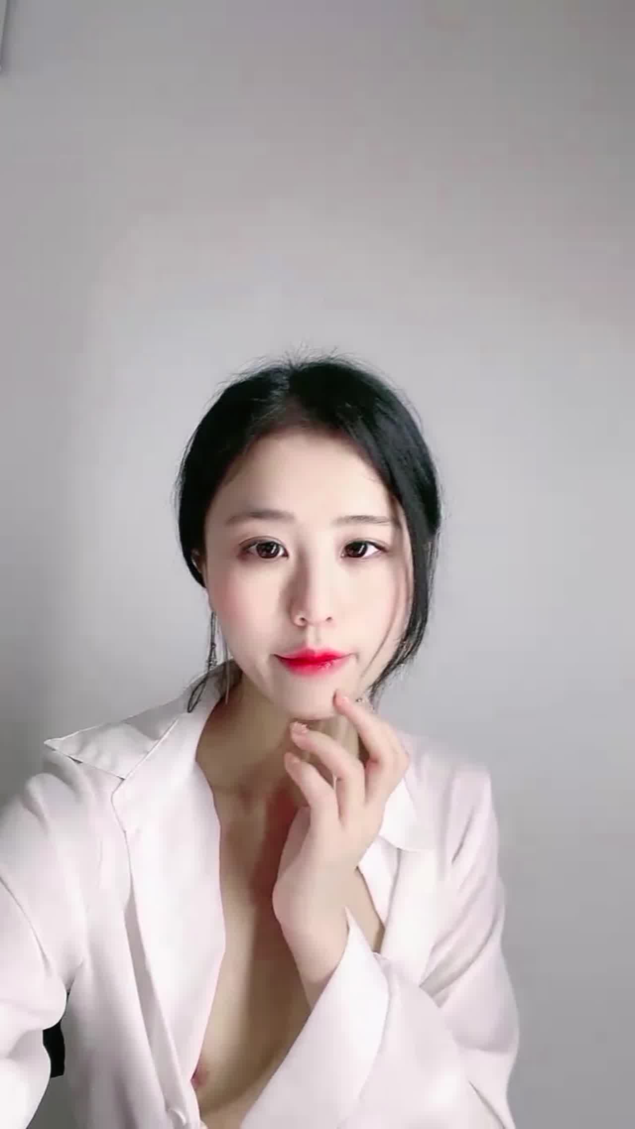  黑丝无毛贫乳ol逼里还是粉的真可口 的剧照1