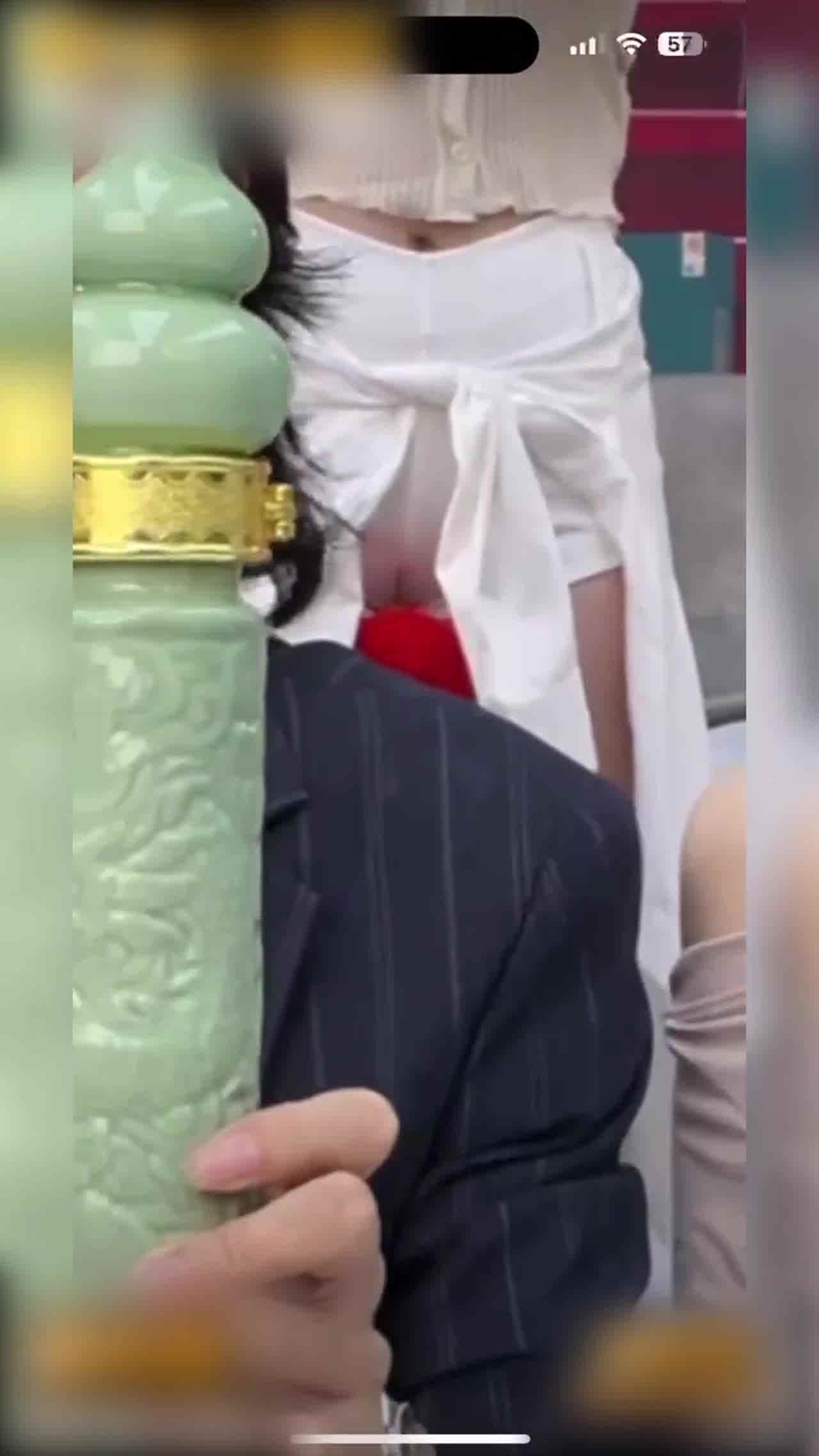  门事件 紧急告知家人们看直播时一定要学会善于发现亮点！因为这样总是能发现意想不到的美丽风景！ 的剧照3