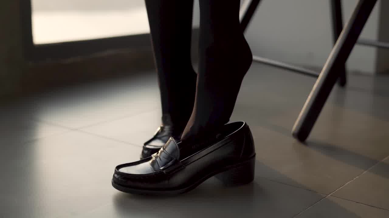  神楽坂真冬 下班后的站务员少女原味黑丝美足 的剧照9