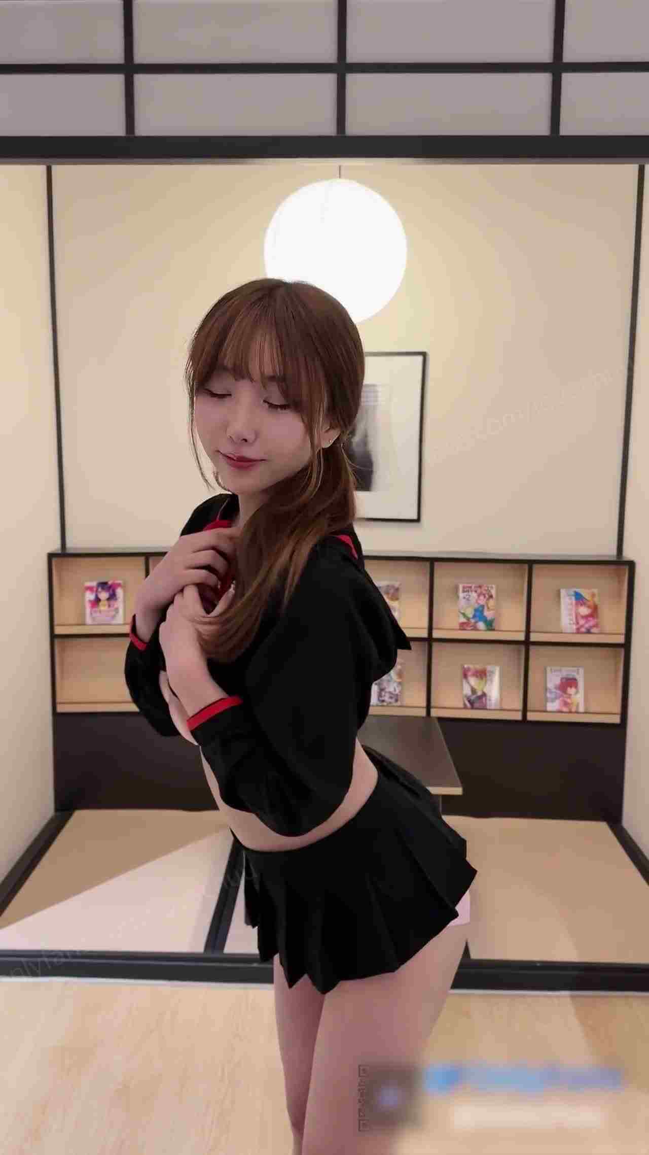  巨乳萝利反差妹骚起来不得了 的剧照3