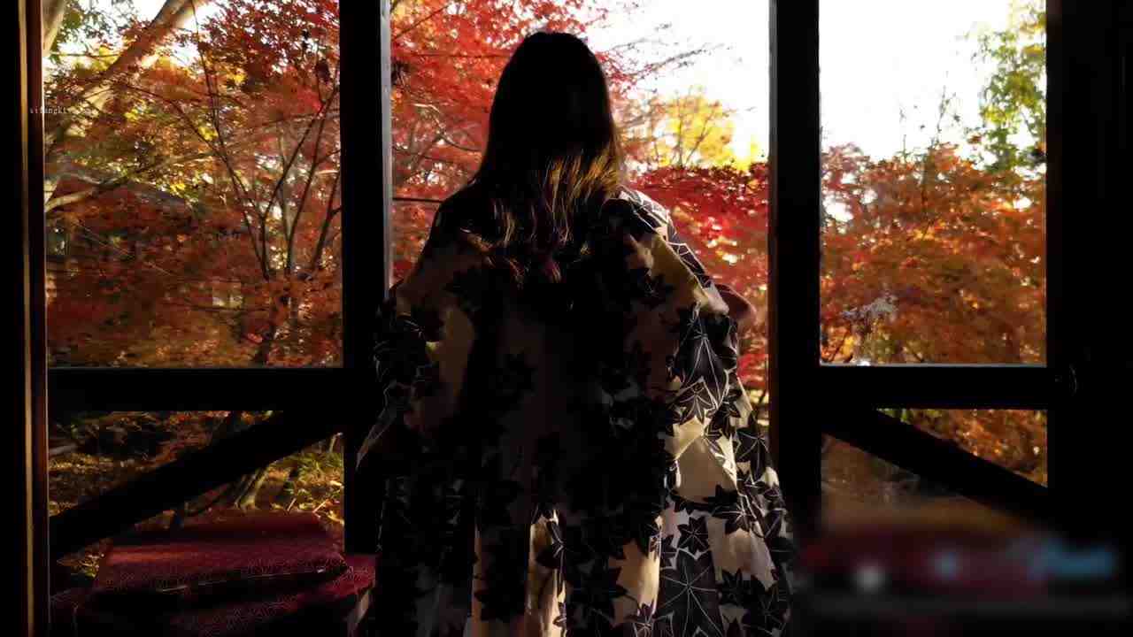  Naomi和服 丛林小木屋枫树下的甜蜜性爱 的剧照1