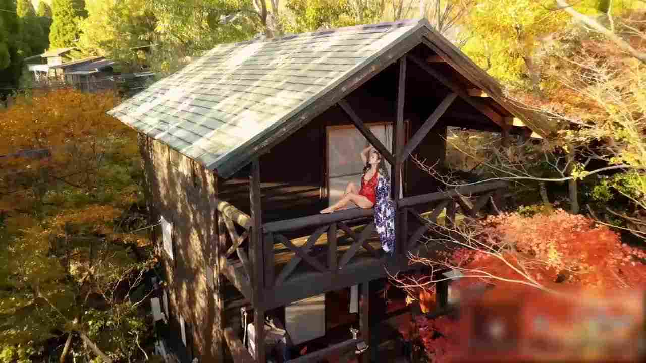  Naomi和服 丛林小木屋枫树下的甜蜜性爱 的剧照4