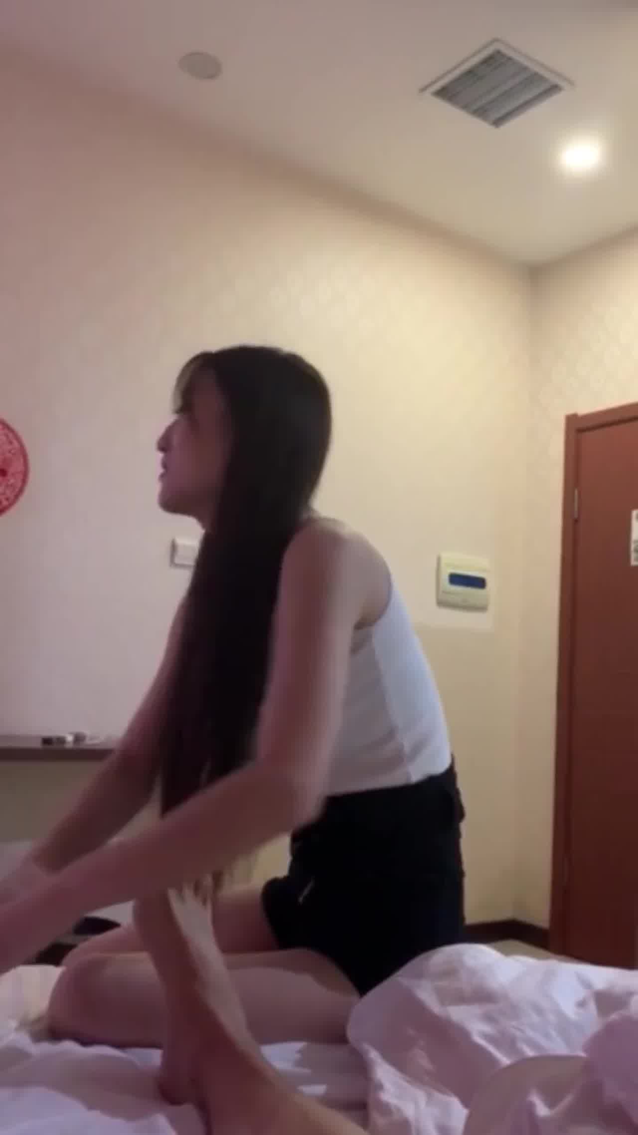  母狗静天生就是用来伺候男人的 的剧照4