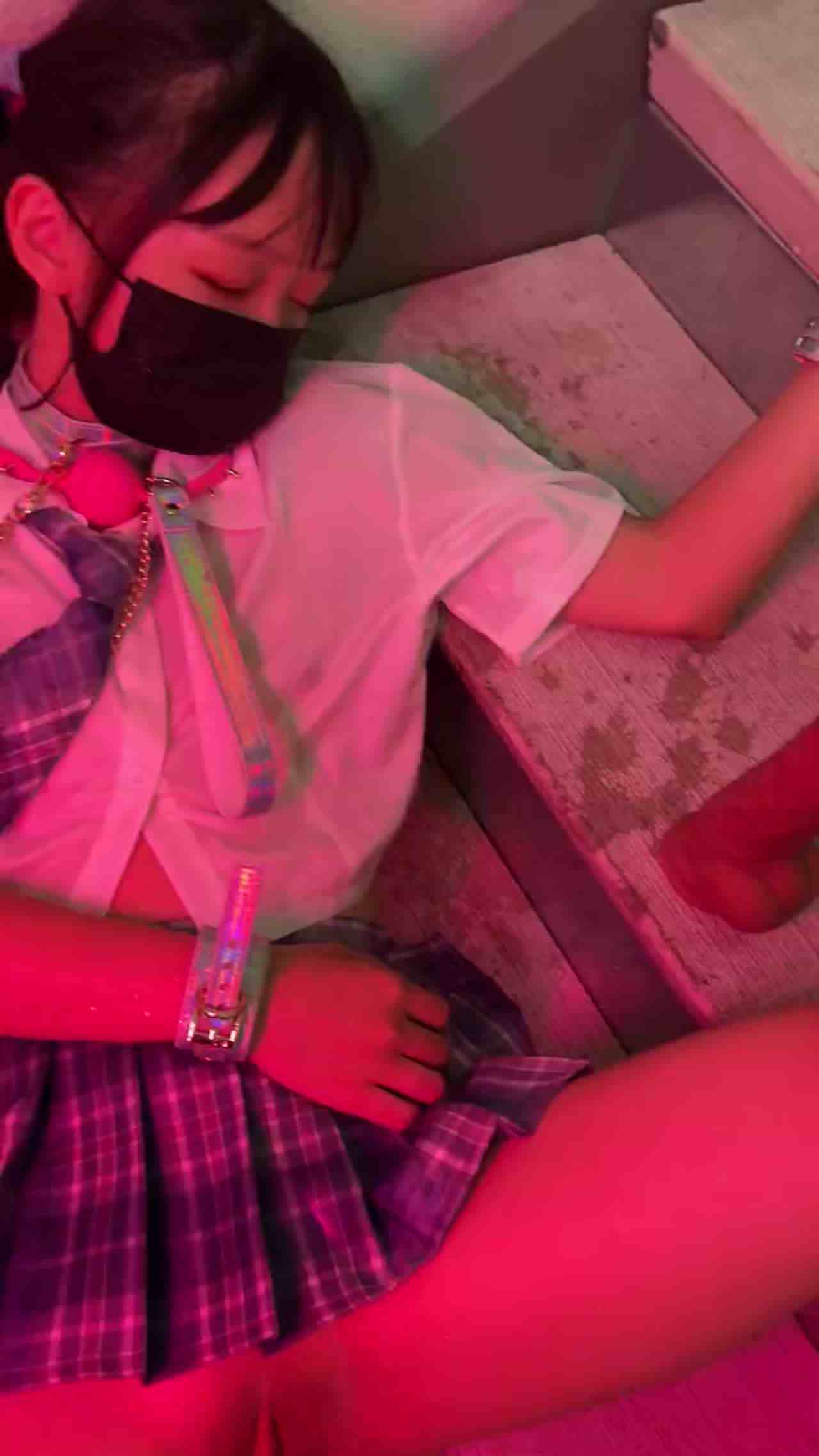  学生妹小母狗在阶梯被喷了一身尿 的剧照1