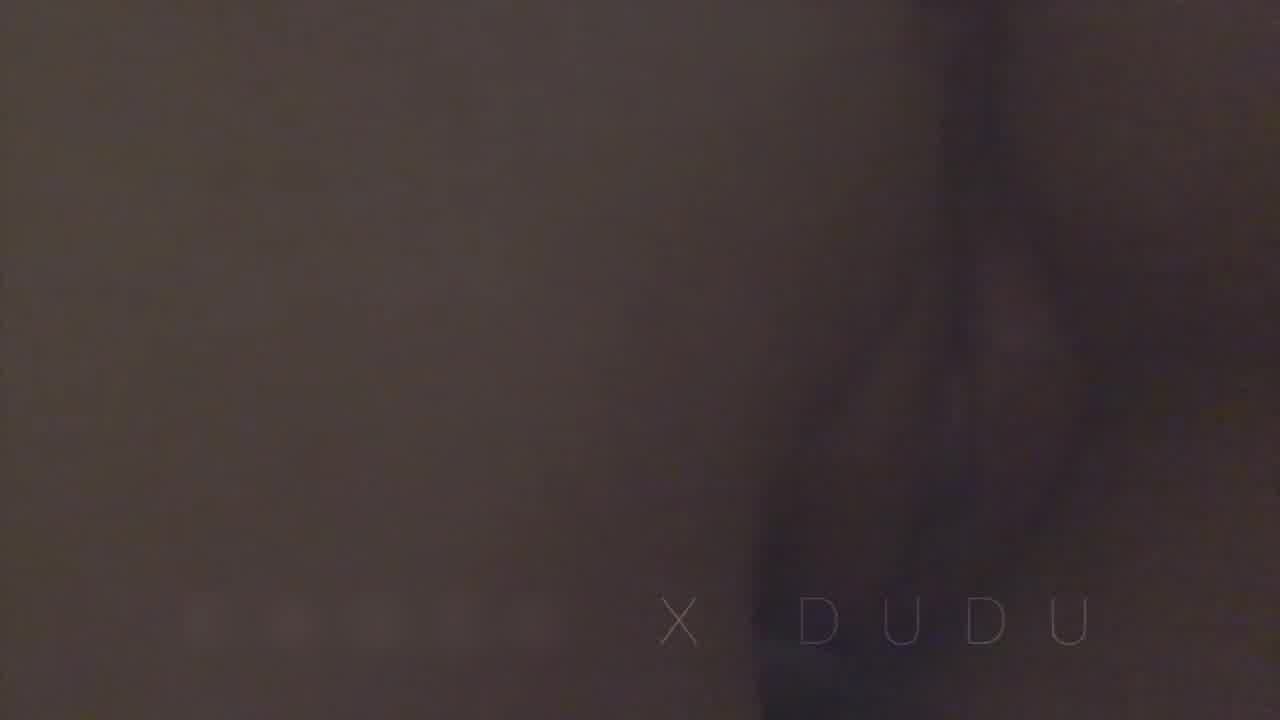  高价自购dudu大神-调教后入炮友，终于让我舔后面了，捆绑起来趴在床上操，射完后裸体在阳台上拍照 的剧照3