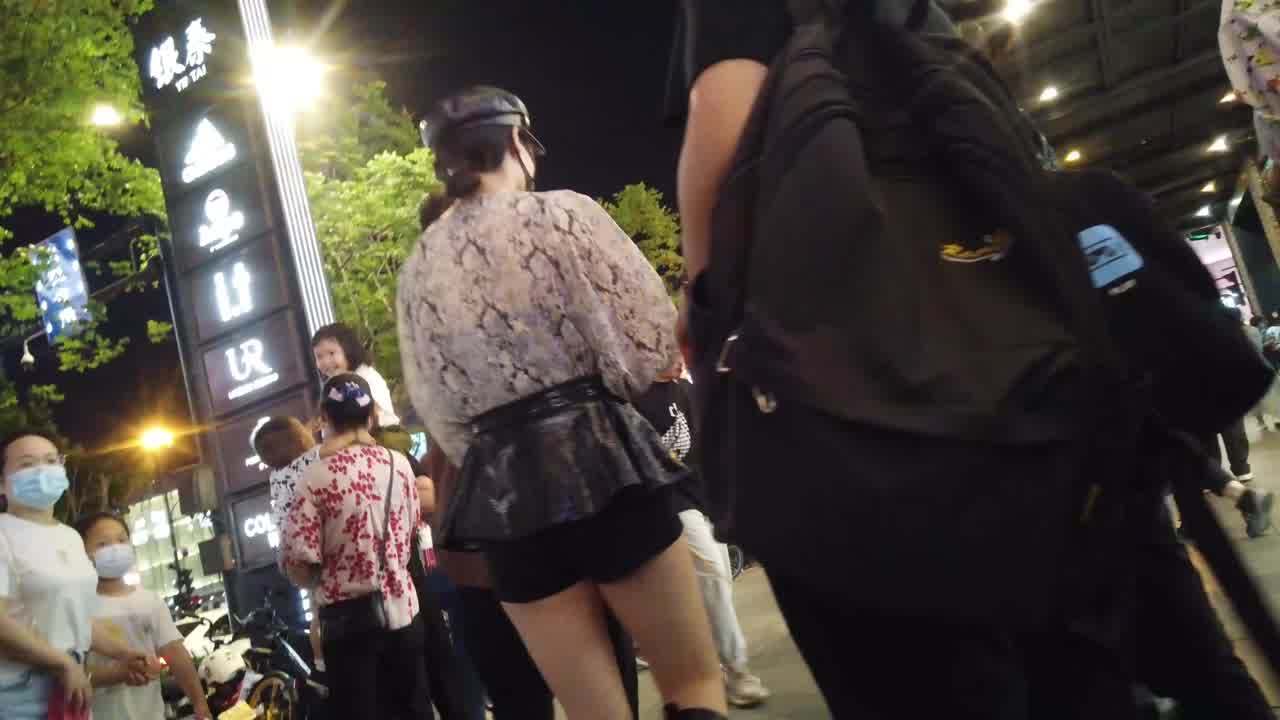  气质美女齐逼短裙蜂腰翘臀丁字裤 的剧照5