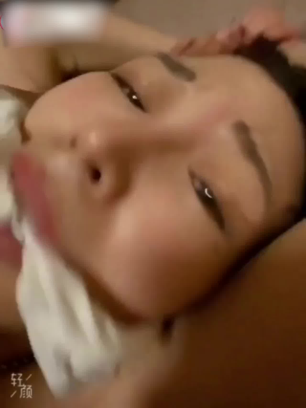  内射童颜巨乳嫩妹内裤塞嘴里动弹不得 的剧照4