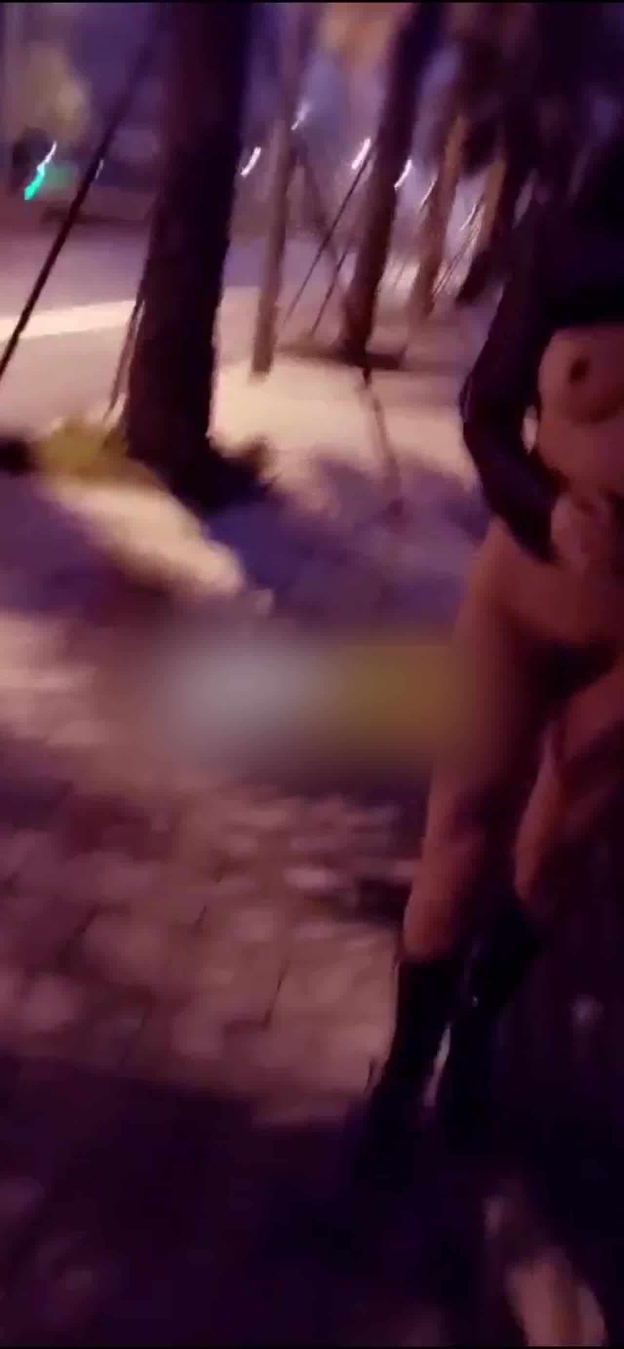  身材姣好妹子在外面大露奶子 真骚逼 的剧照1