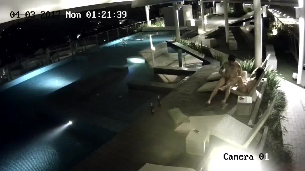  监控破解偷拍豪华度假村激情一刻 喝玩红酒水中缠绵 各种姿势连操好几炮 的剧照8