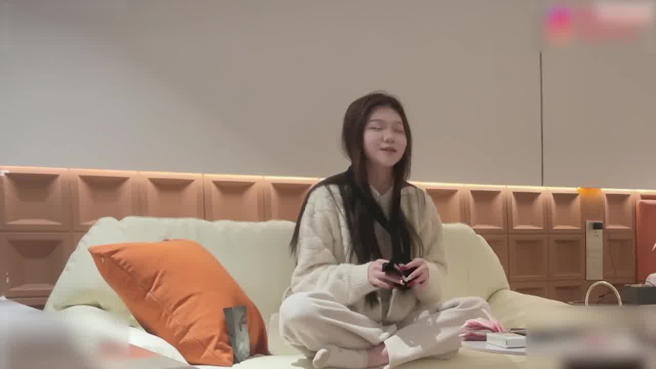  探花 约了个白虎妹子，还是个有肉不显胖的极品身材，做得太用力腿都在颤抖，最后成功忽悠她无套射在了里面 的剧照9