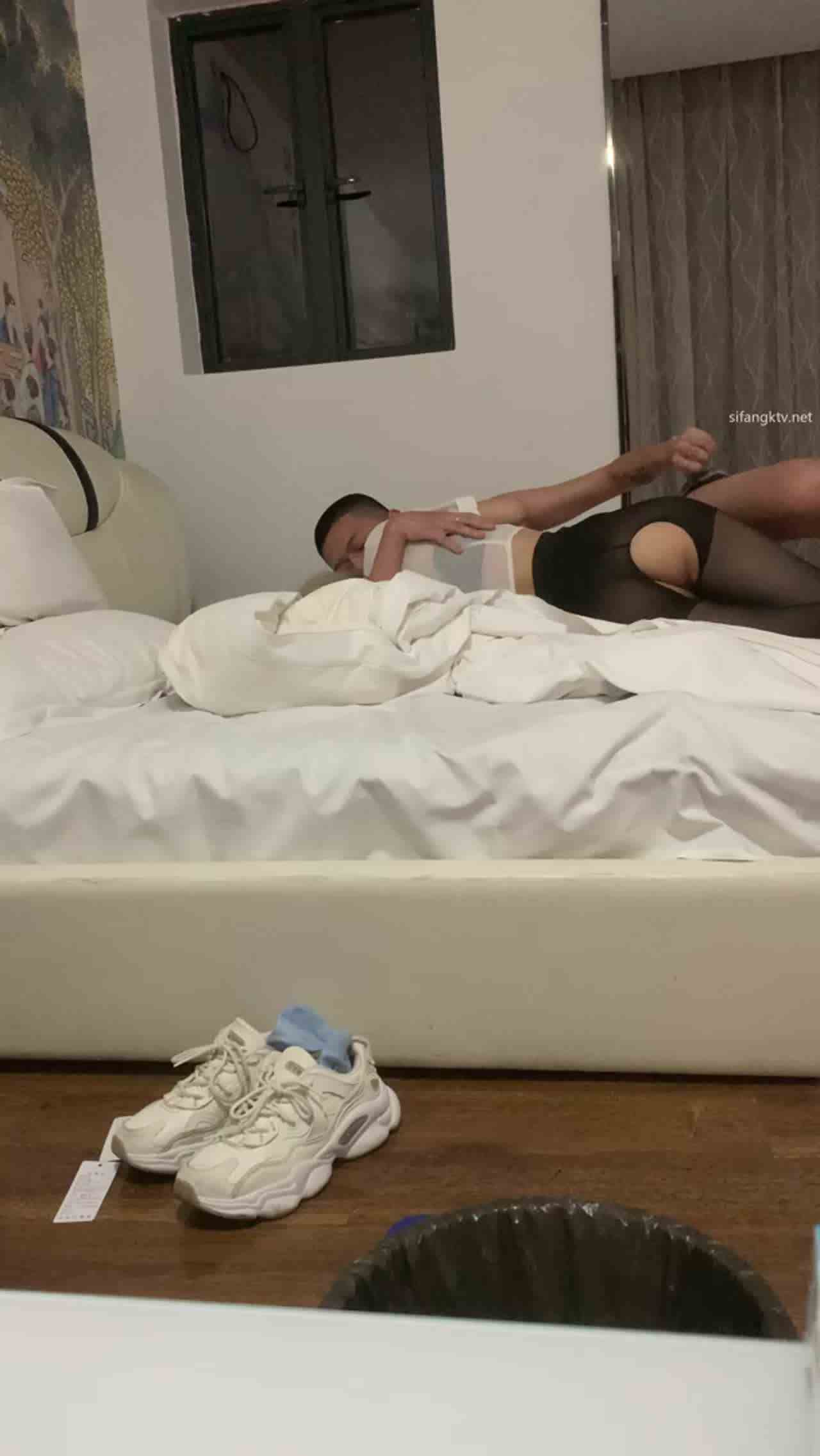  19岁黄发妹第一次约炮害羞到不敢抬起头 的剧照4