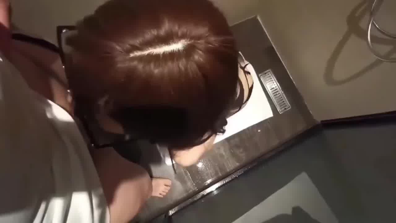  凌辱小母狗，来！尿你脸上，小母狗好喜欢吃爸爸的大鸡巴 的剧照1