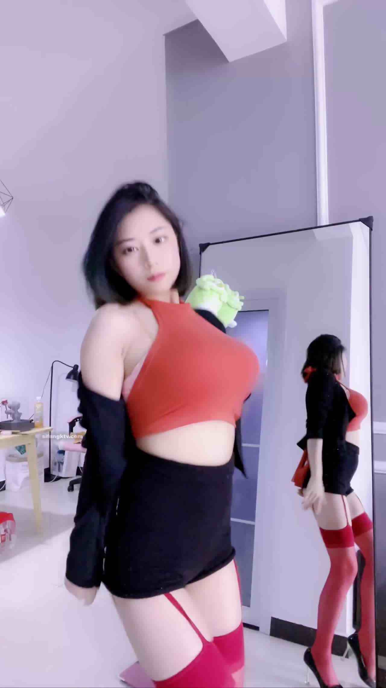  【女友怎么穿．夏】超美姊姊性感热舞红色调带袜 的剧照2