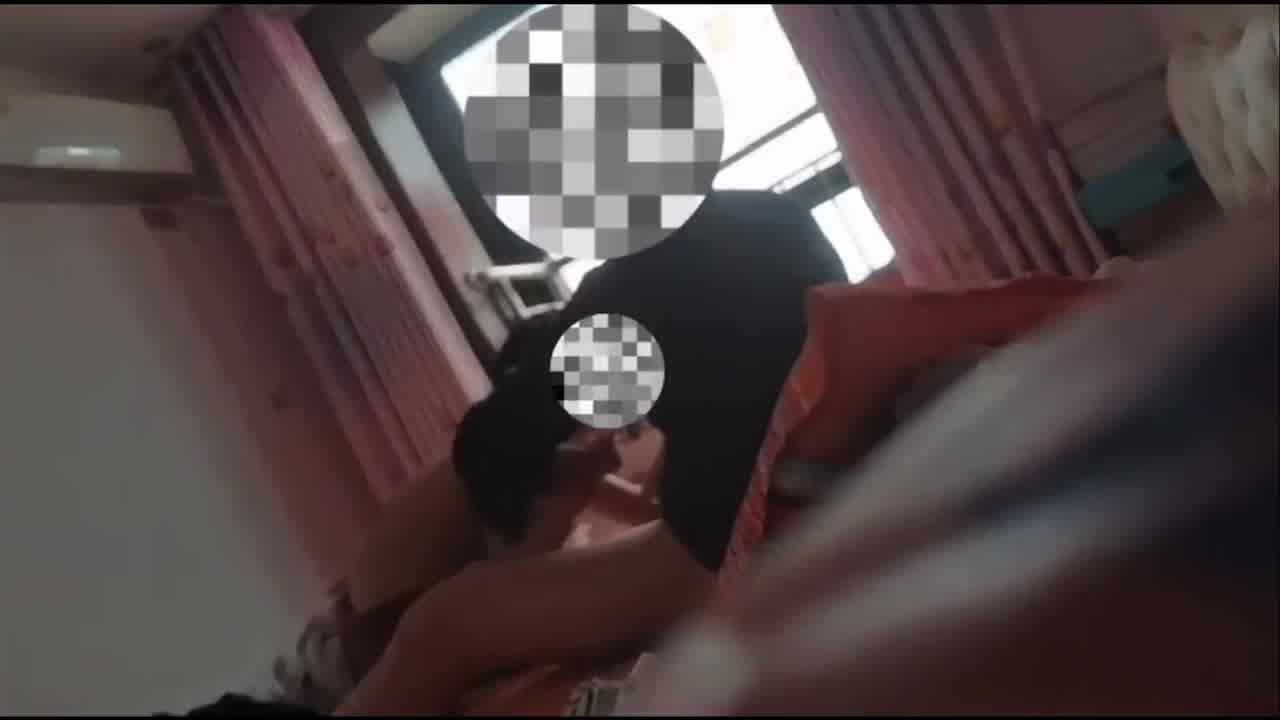  父女乱伦郑州真实强上女儿事件，突然锁门，然后强推脱衣服，女儿一直在哭不要，父亲不断pua就当吃棒棒糖 的剧照5