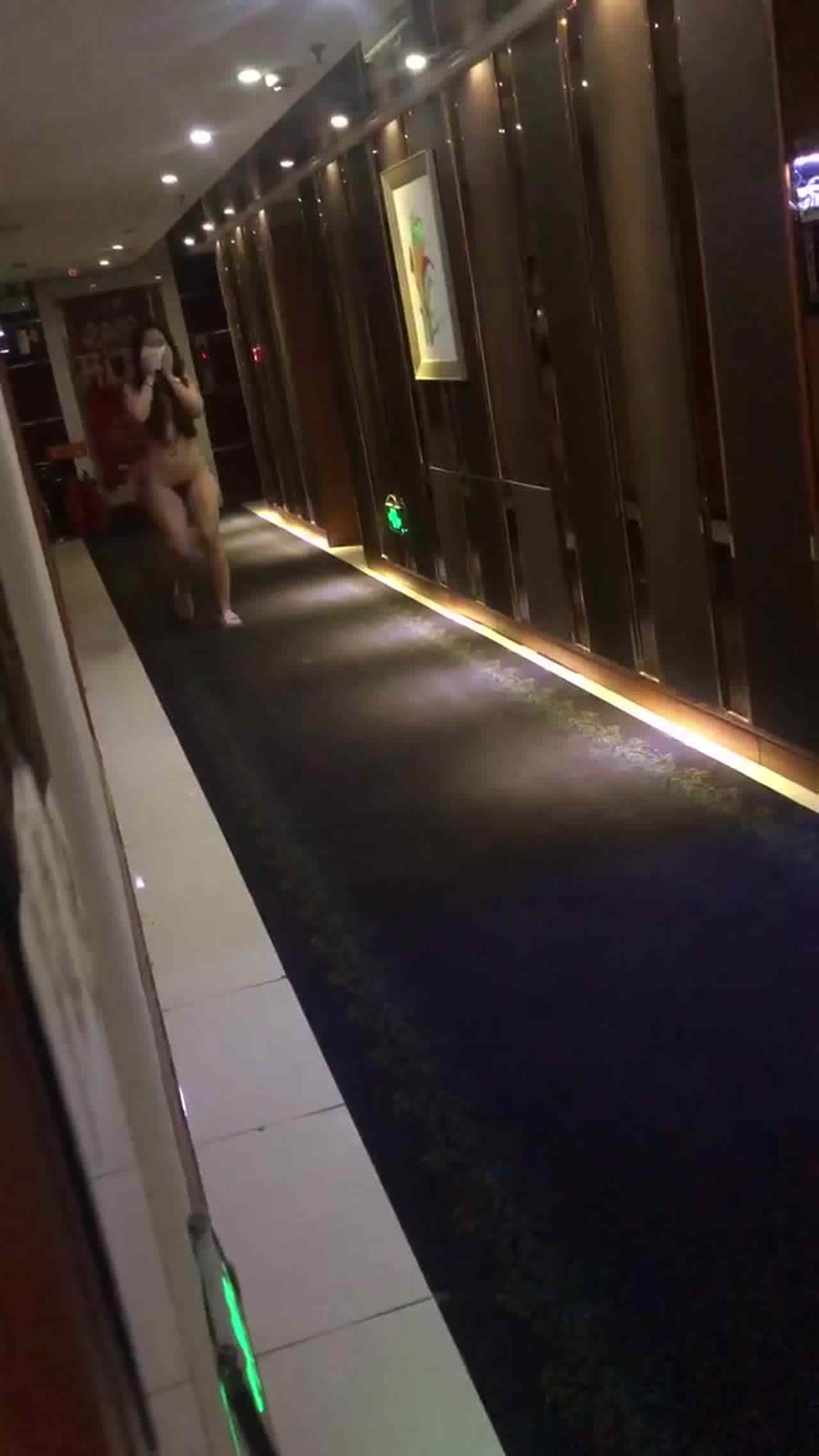  宾馆走廊走秀一圈 的剧照7