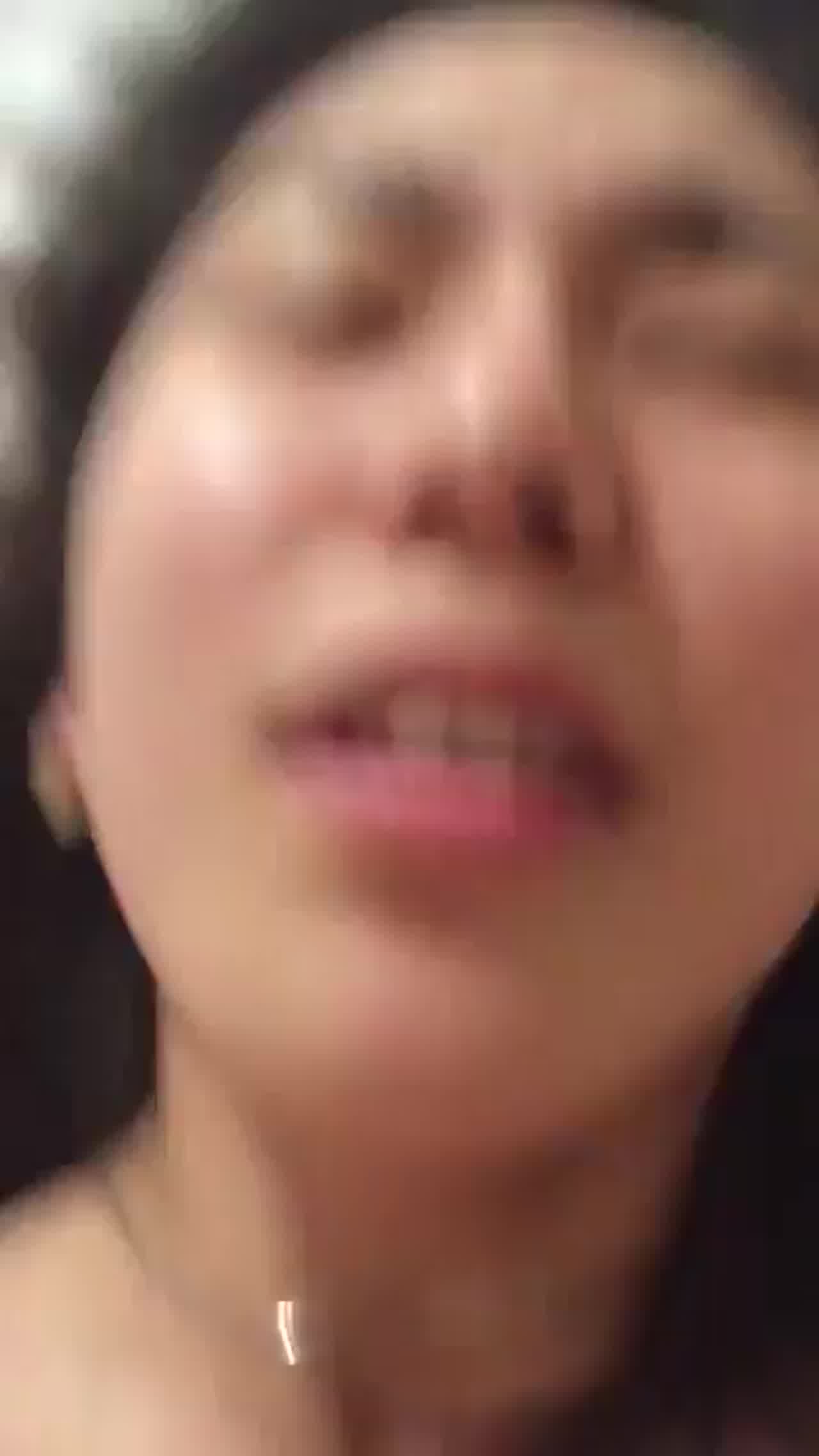  淫荡的表情实在受不了 的剧照7