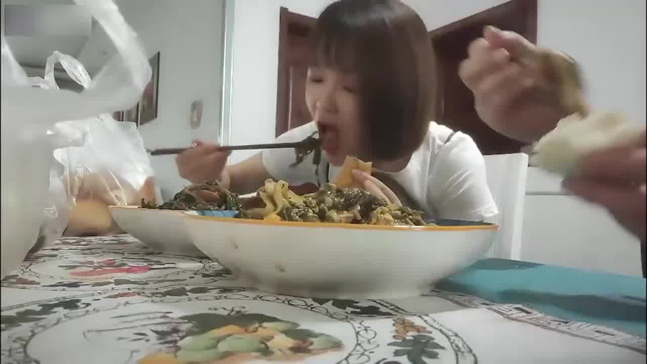  真实【美少妇偷情】老公回乡探亲，少妇约情妇家里过二人世界！亲自下厨讨好情夫，疯狂求内射 的剧照3