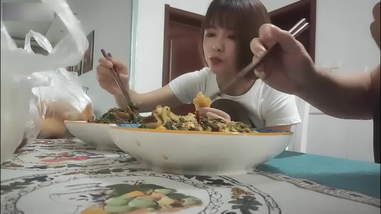  真实【美少妇偷情】老公回乡探亲，少妇约情妇家里过二人世界！亲自下厨讨好情夫，疯狂求内射 的剧照9