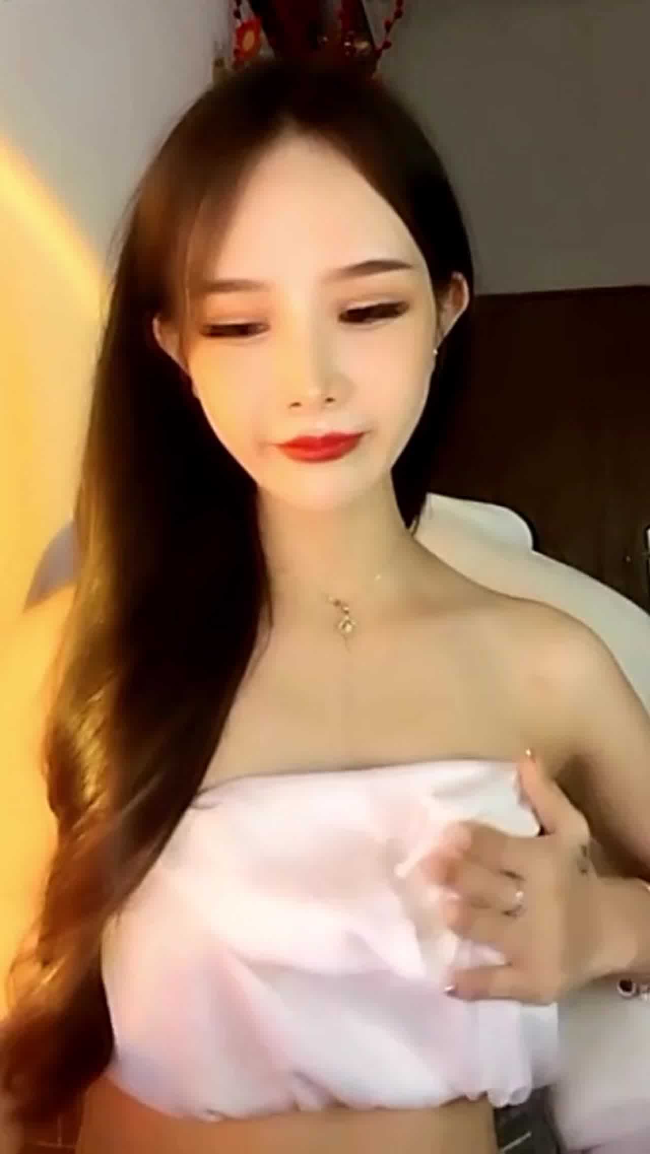  性感尤物窈窕身姿笑容甜美可人 的剧照2