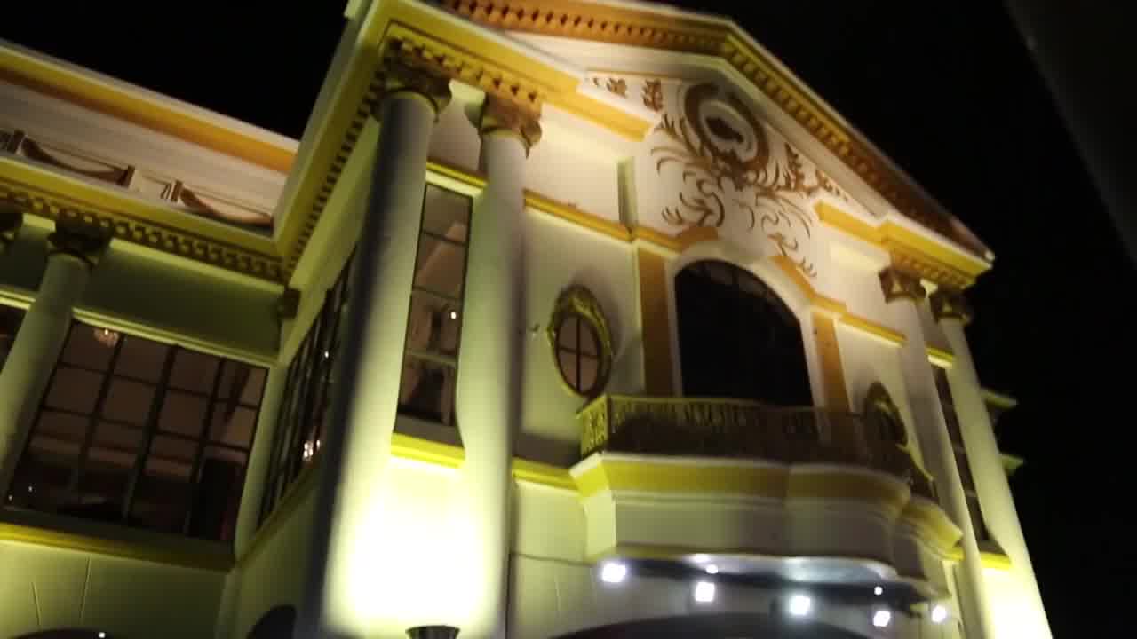  小鹏奇啪行第一季.第3集.1080P.S01E03.小鹏与人妖皇后床上深入了解,竟然被无视 的剧照10