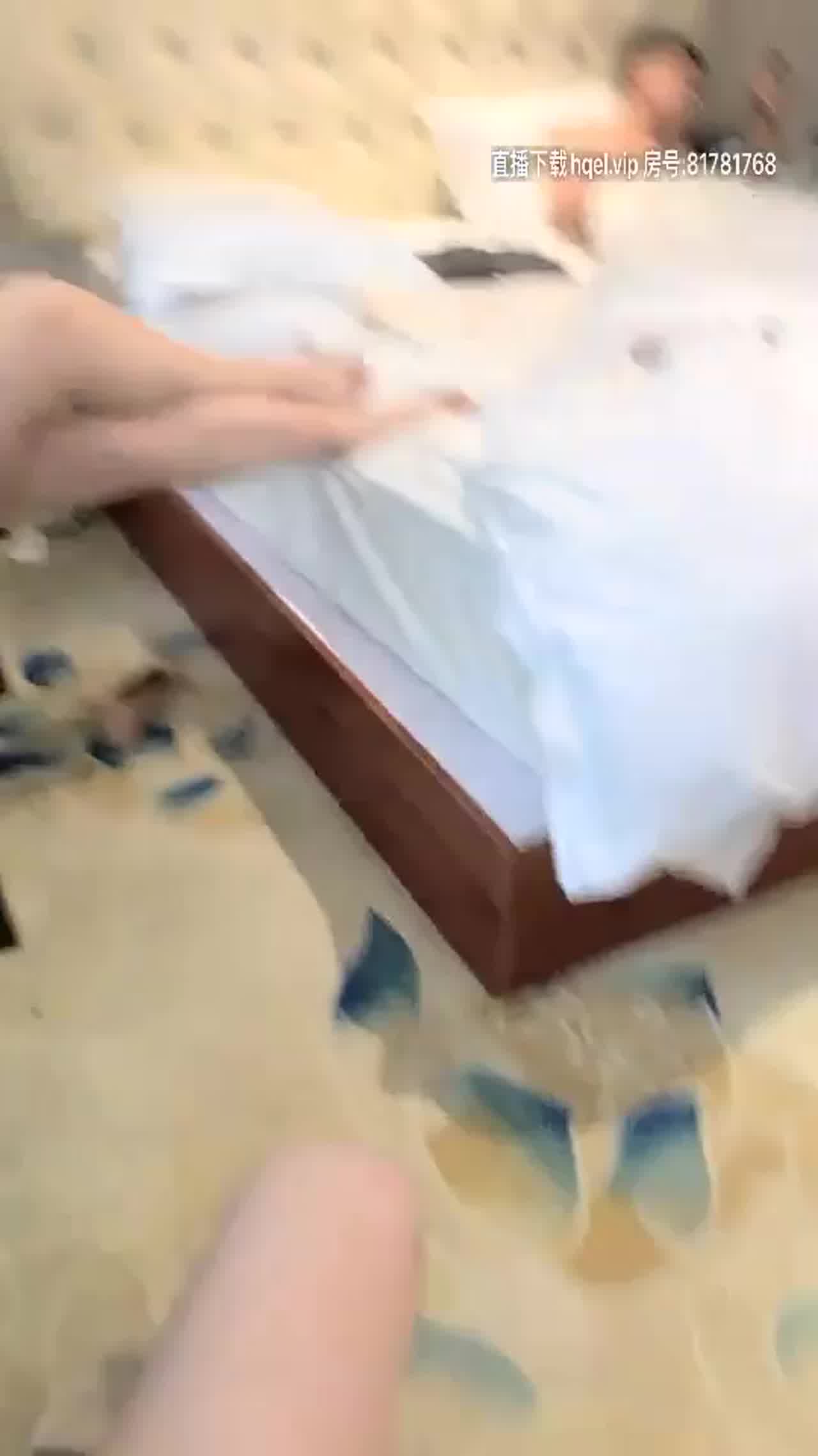  火辣身材甜美D罩杯妹子酒店3P轮流啪啪（二） 的剧照3