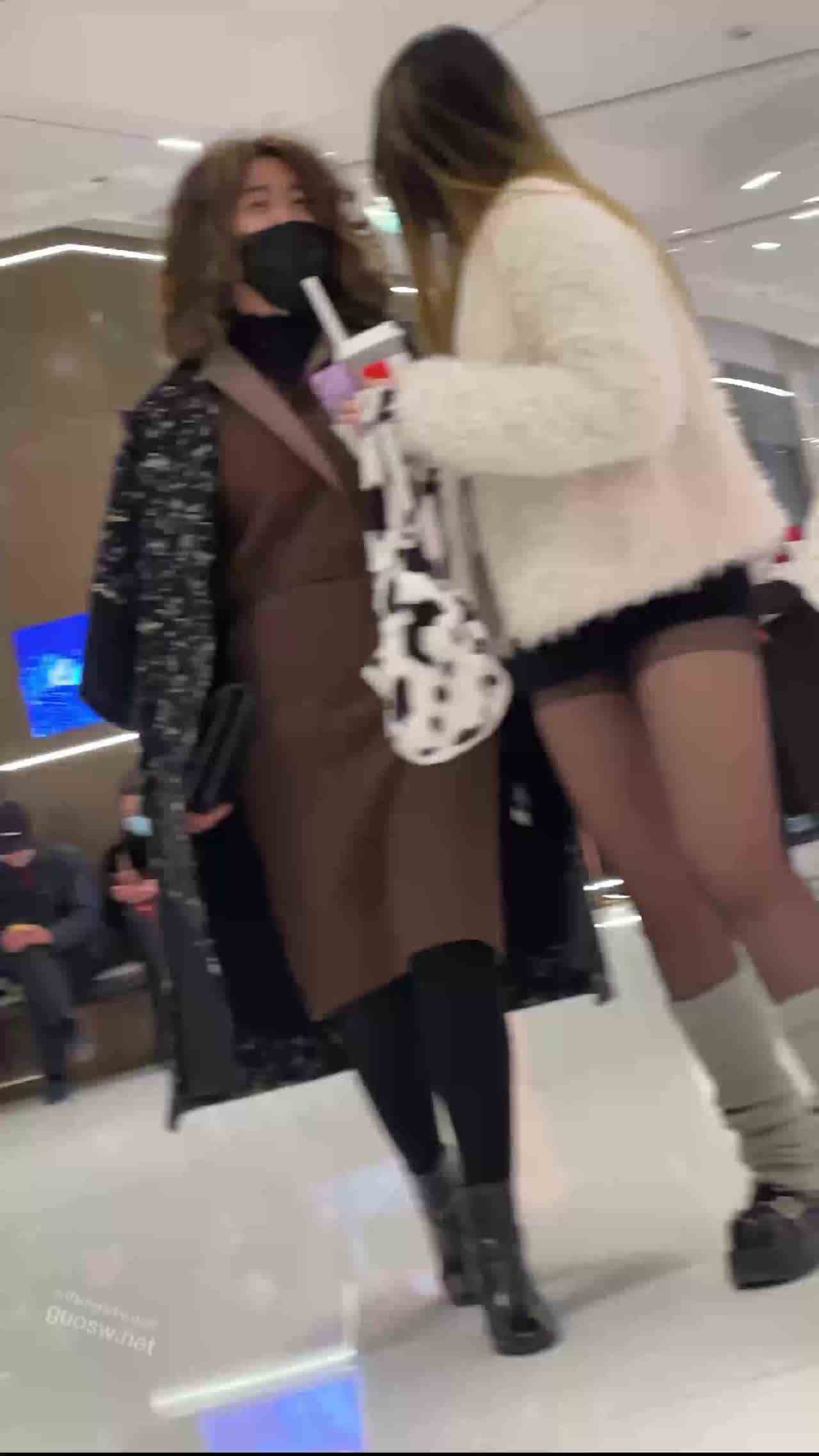  偷拍y2k少女逛街裙底走光 的剧照5