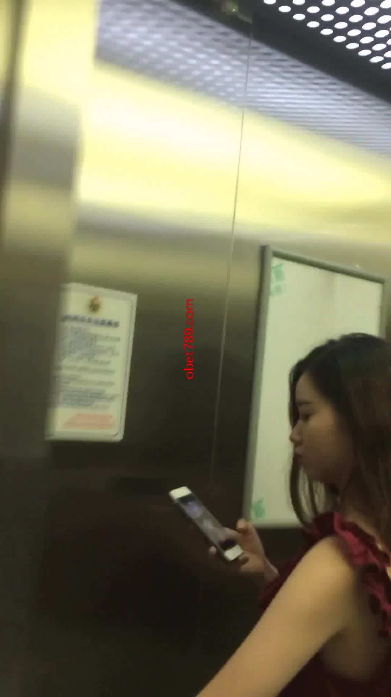  尾随偷拍气质颜值美女裙底风光 的剧照5